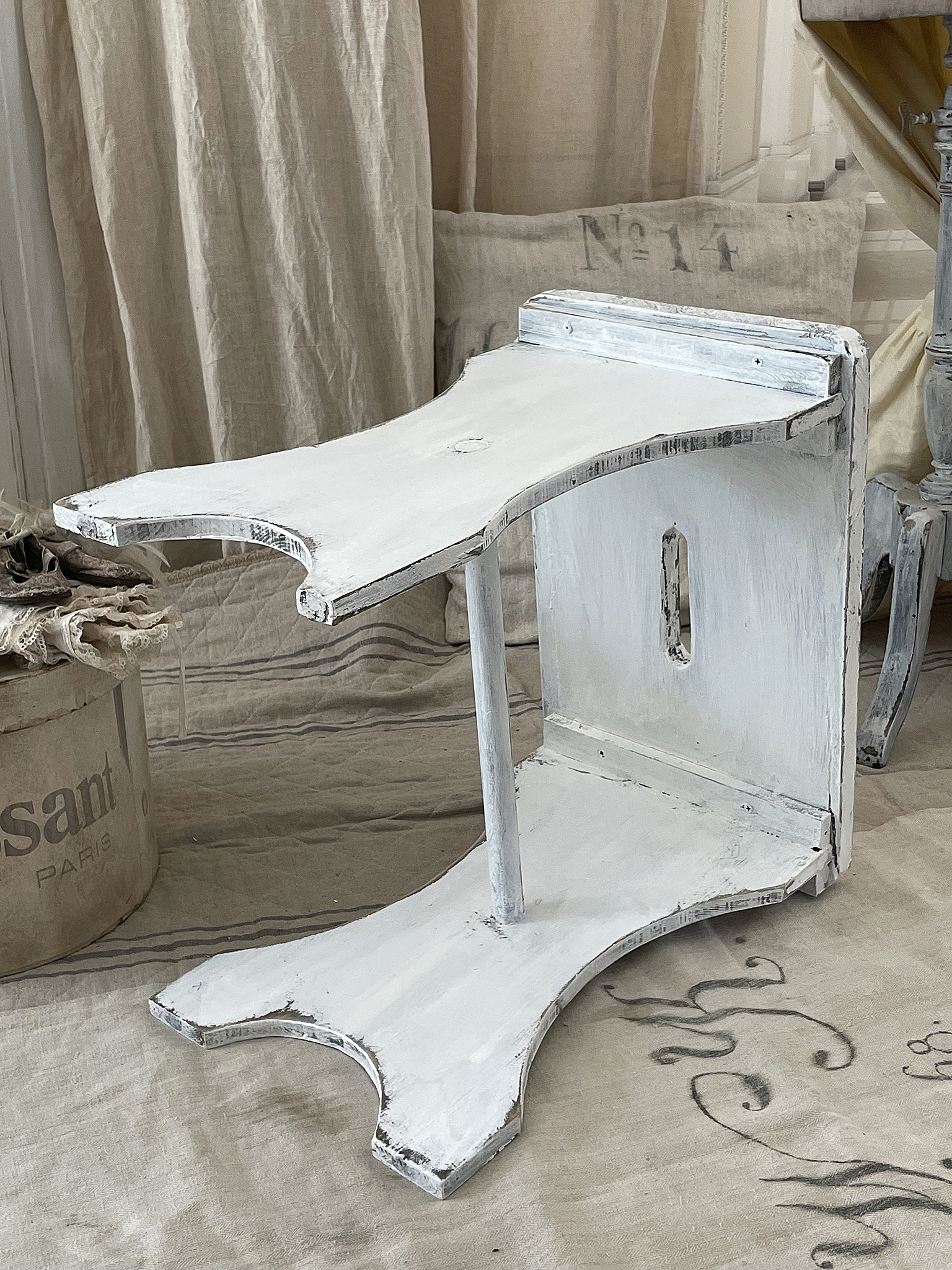 Antiker Shabby-Hocker mit Eingriff*** Antiker Shabby-Hocker mit Eingriff***
