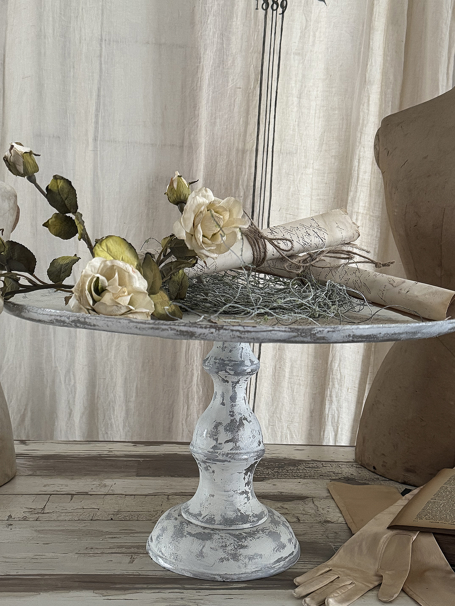 Dekorative große Fußschale im weißen Shabby-Kleid – ein romantisches Ensemble***