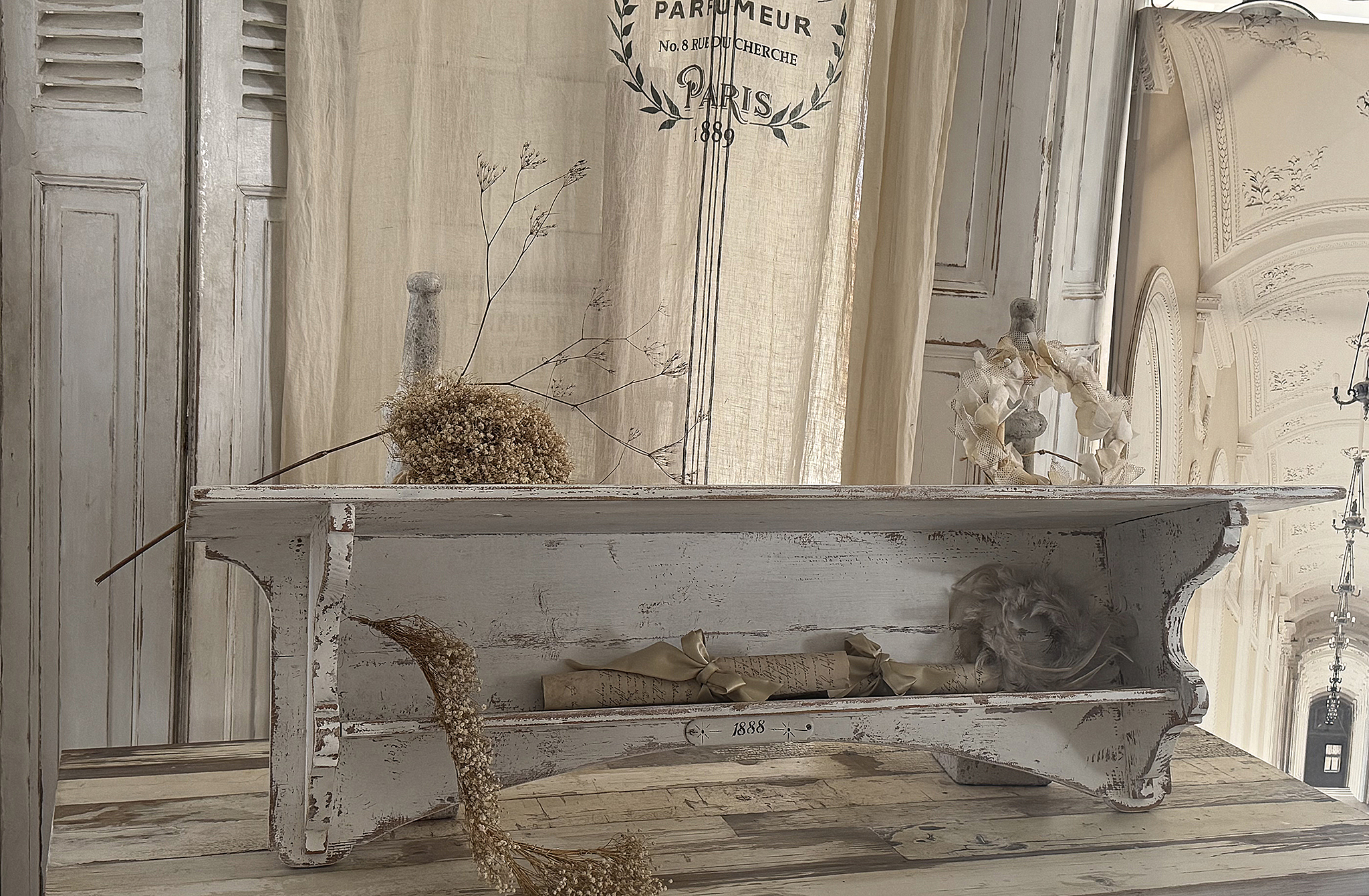 Wunderschönes, großes Gründerzeitregal im weißen Vintagekleid***