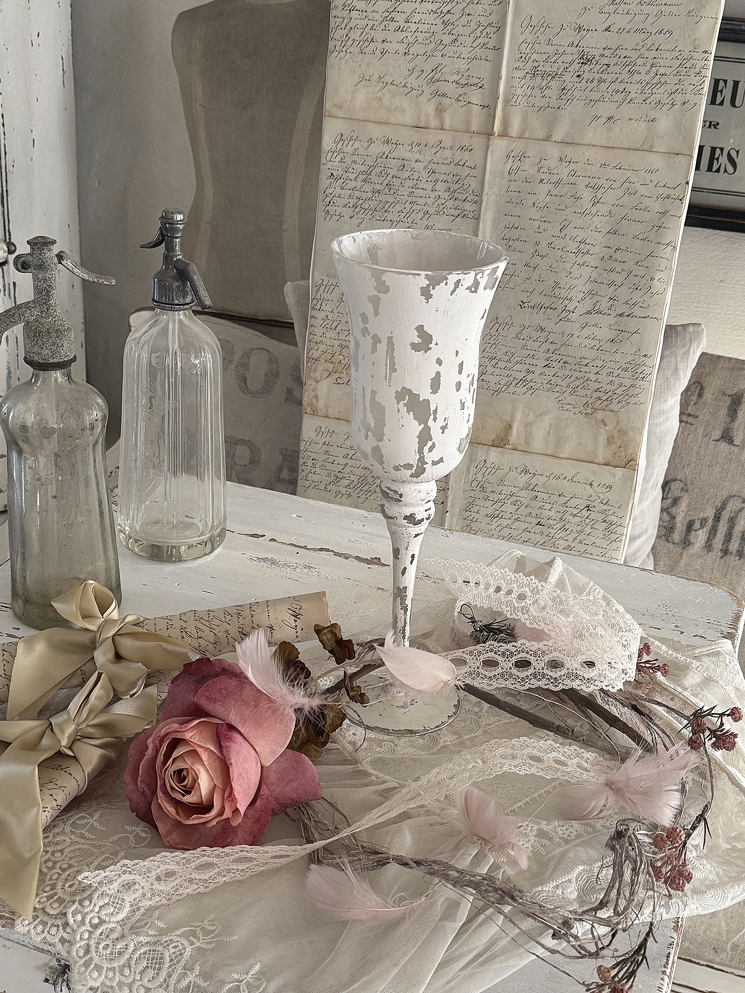 Hohe Glasvase mit romantischer Rosendeko im Shabbykleid***