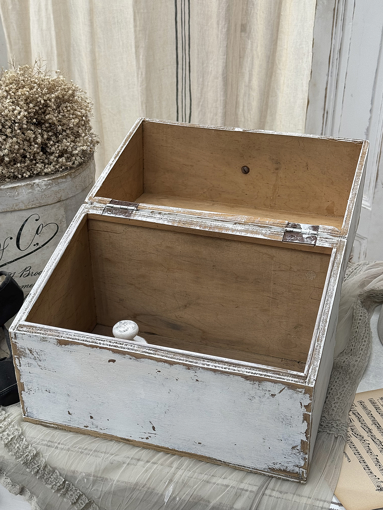 Rustikale Holzkiste mit weißer Farbe und Holzinhalt Leere Holzkiste mit abblätternder weißer Farbe und Holzinnenseite