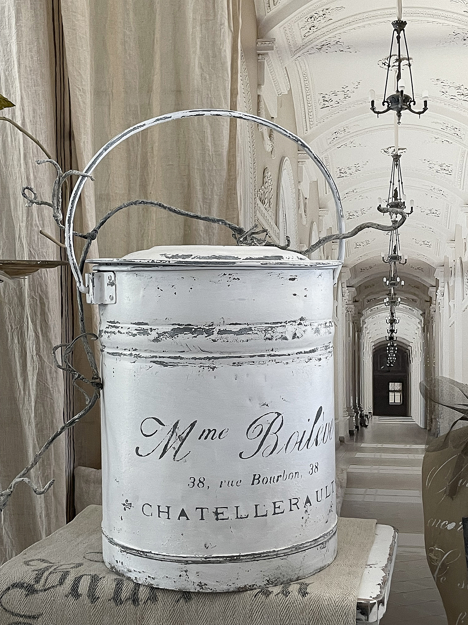 Vintage Eimer mit rustikalem Design und französischer Beschriftung Alter Eimer mit nostalgischem Flair, ideal für Dekorationszwecke in einem eleganten Ambiente.