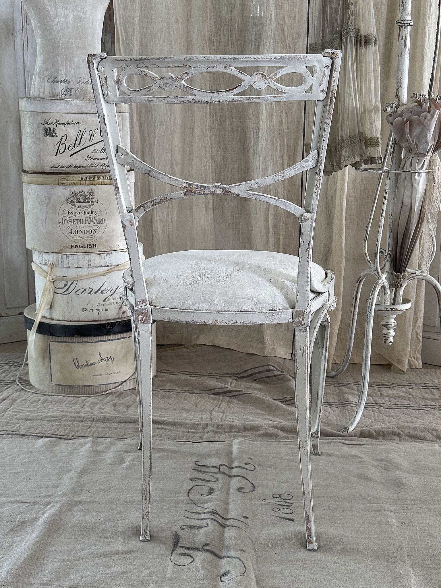 Alter edler Metallstuhl mit Polster***