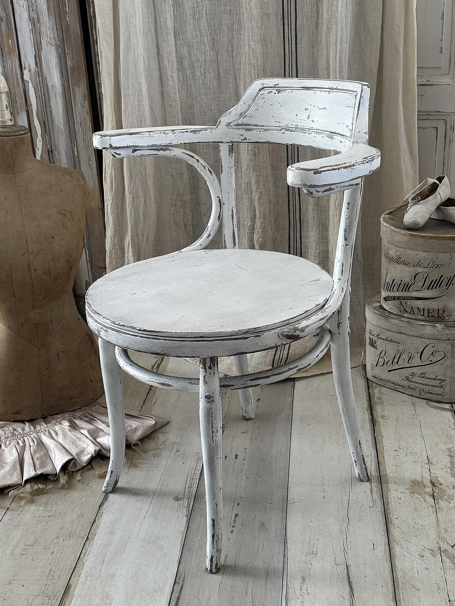  Antiker Thonet Armstuhl aus Buchholz – zeitlose Eleganz im Shabby-Look***