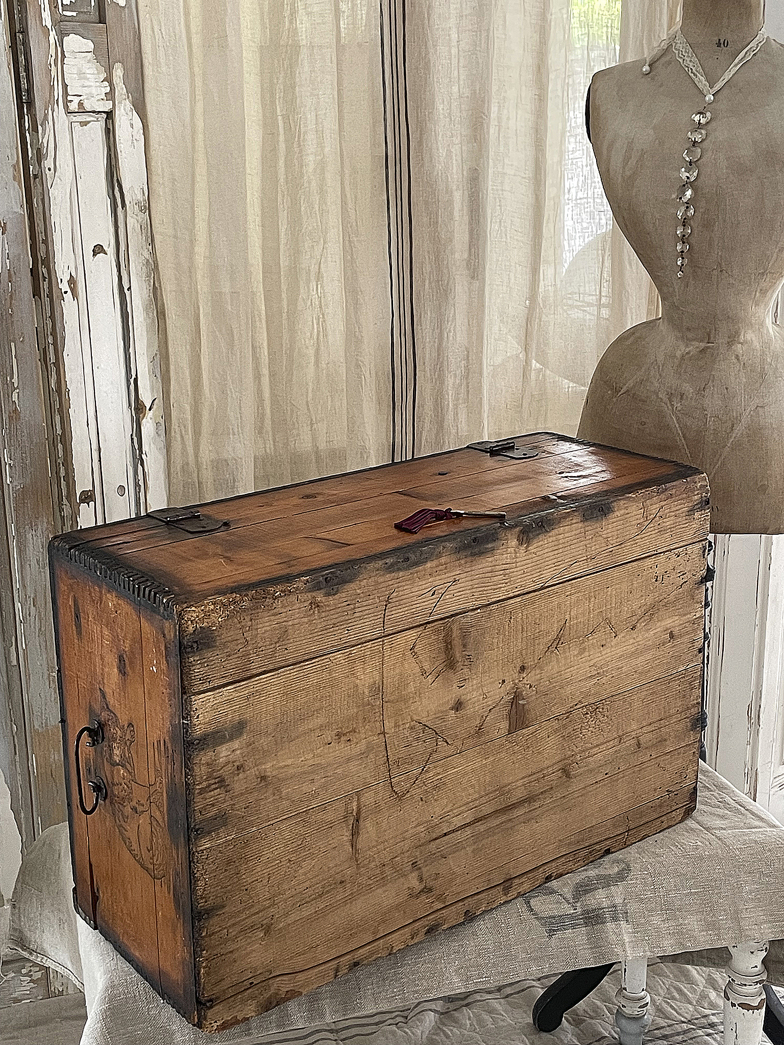 Rustikale Holzkiste zur Dekoration oder Aufbewahrung Holzkiste auf einem Tisch, ideal für Vintage-Dekoration und Aufbewahrung