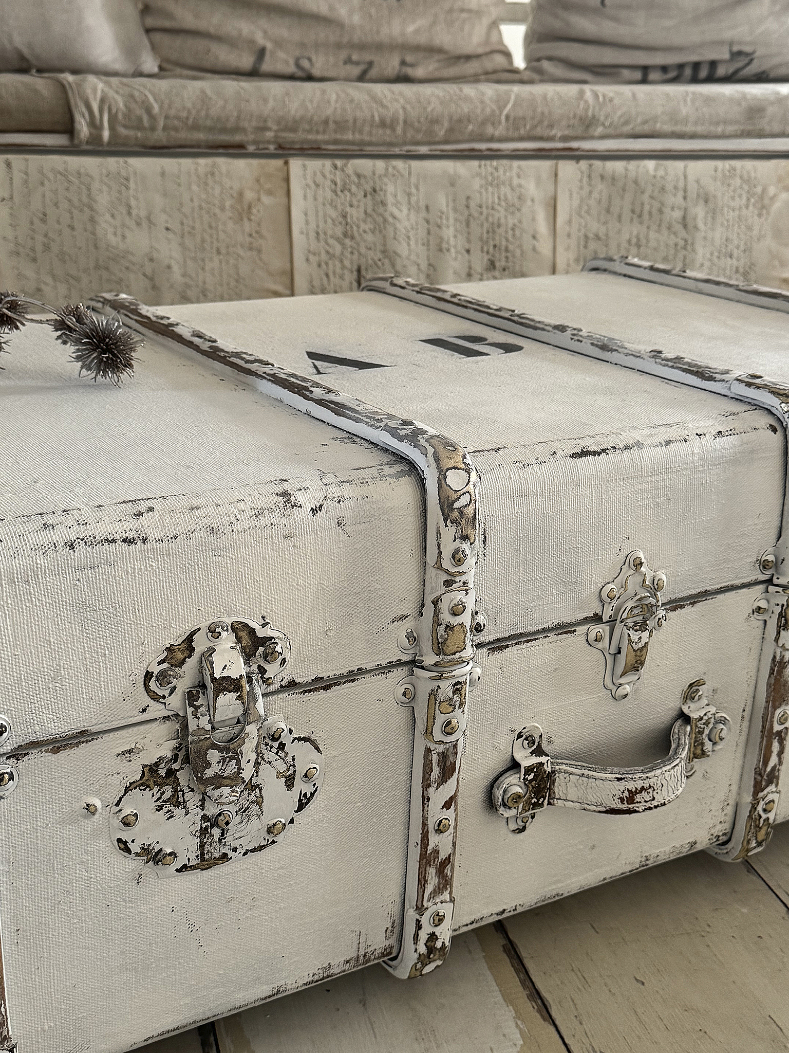 Antiker Überseekoffer im weißen Shabbykleid***