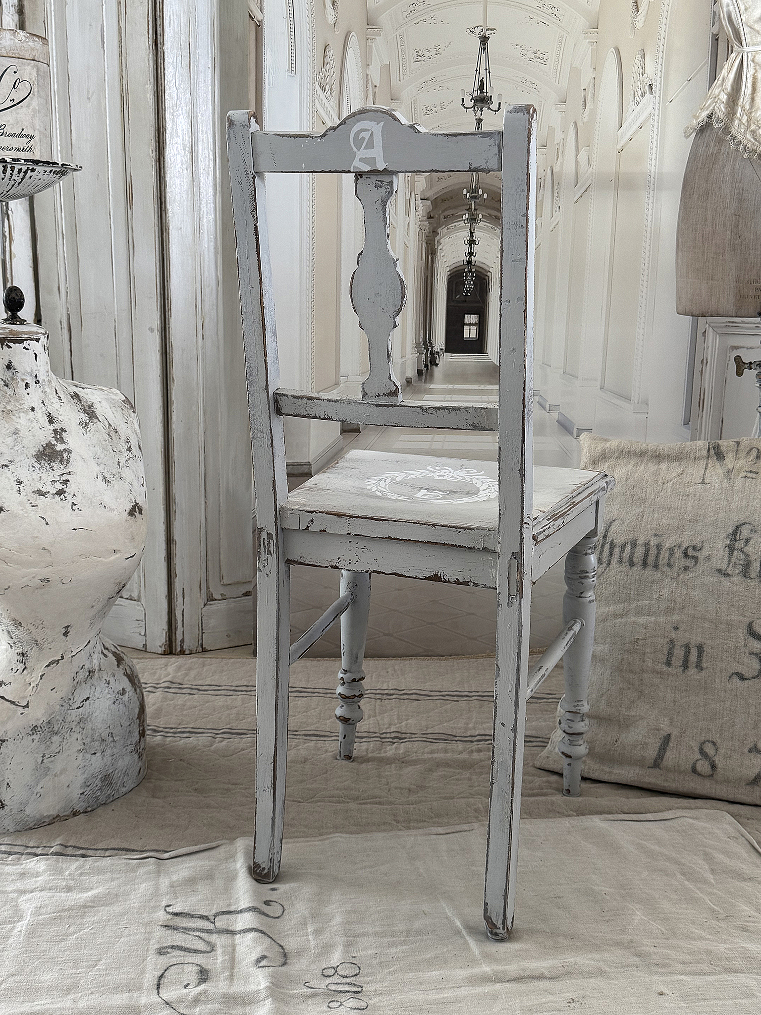 Zart-grauer Vintage-Stuhl***