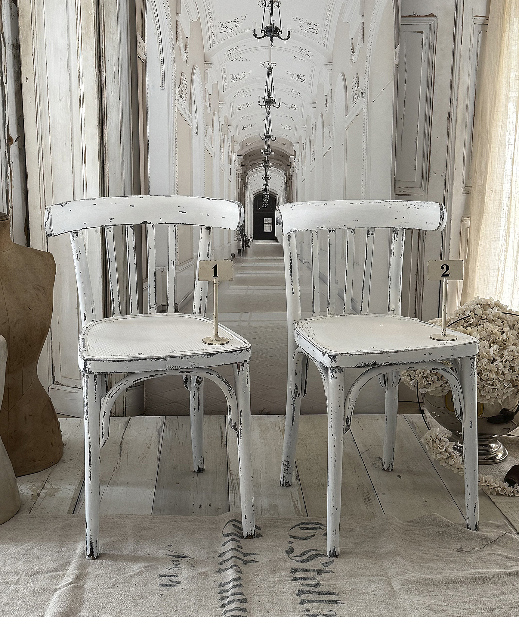 Antiker Bugholzstuhl – Matt-Weiß – Shabby Chic – Vintage Stuhl mit Patina***