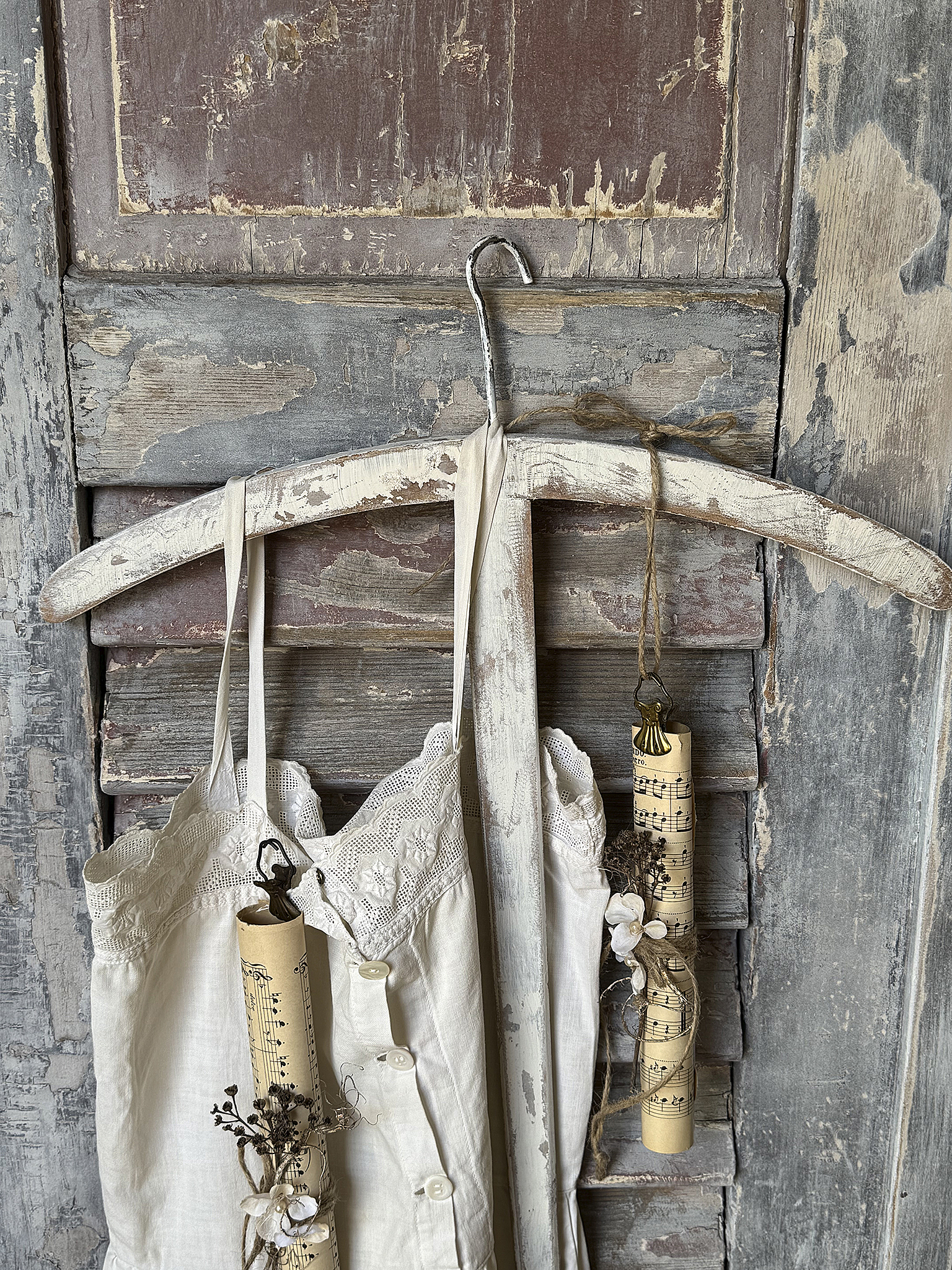 Holzbügel aus Frankreich mit Kinder-Leinenkleid und Notenblättern***