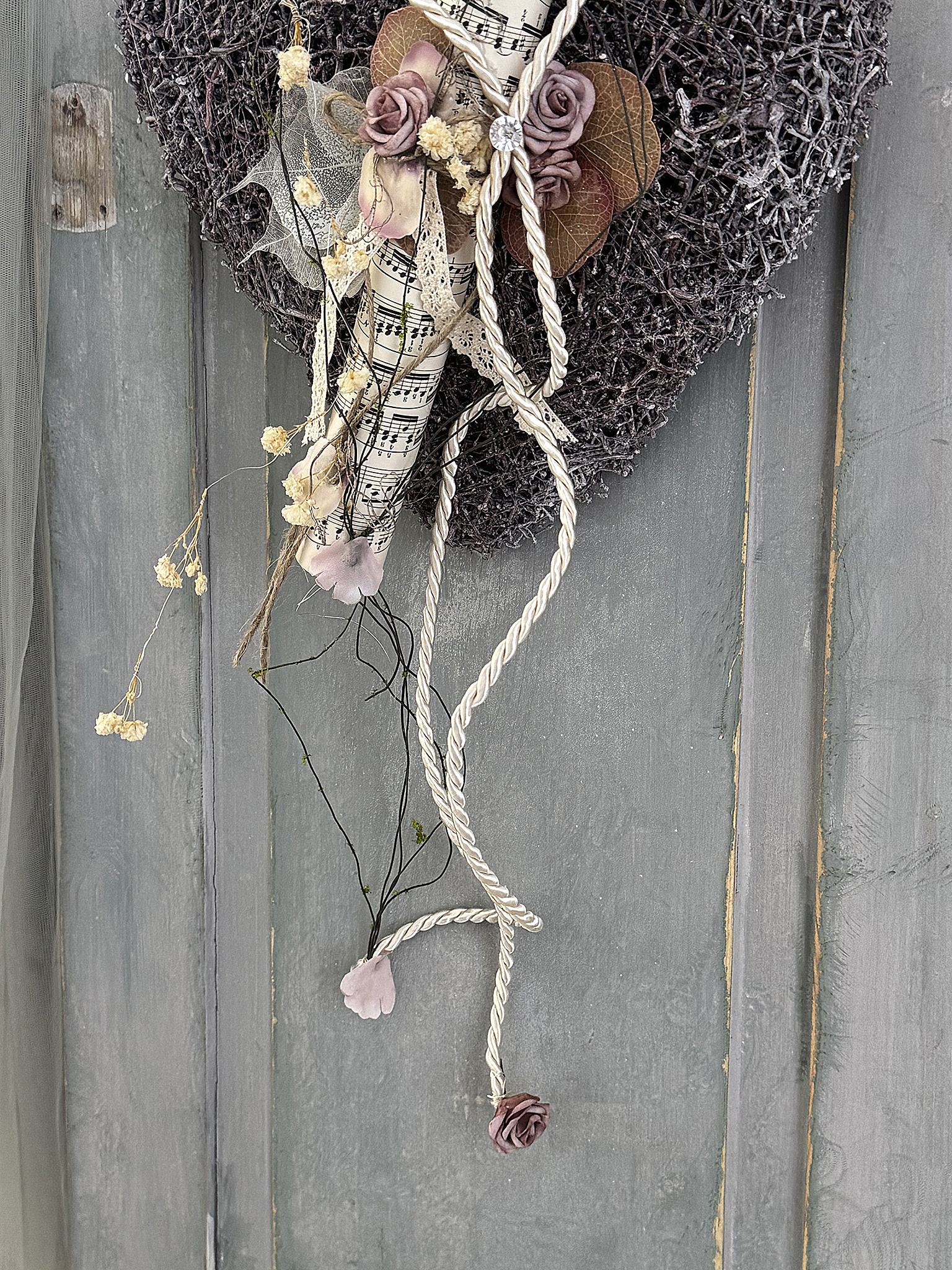 Beerenfarbenes Rebenherz mit Vintage-Notenblatt – romantische Landhausdeko im Shabby-Chic-Stil 2***