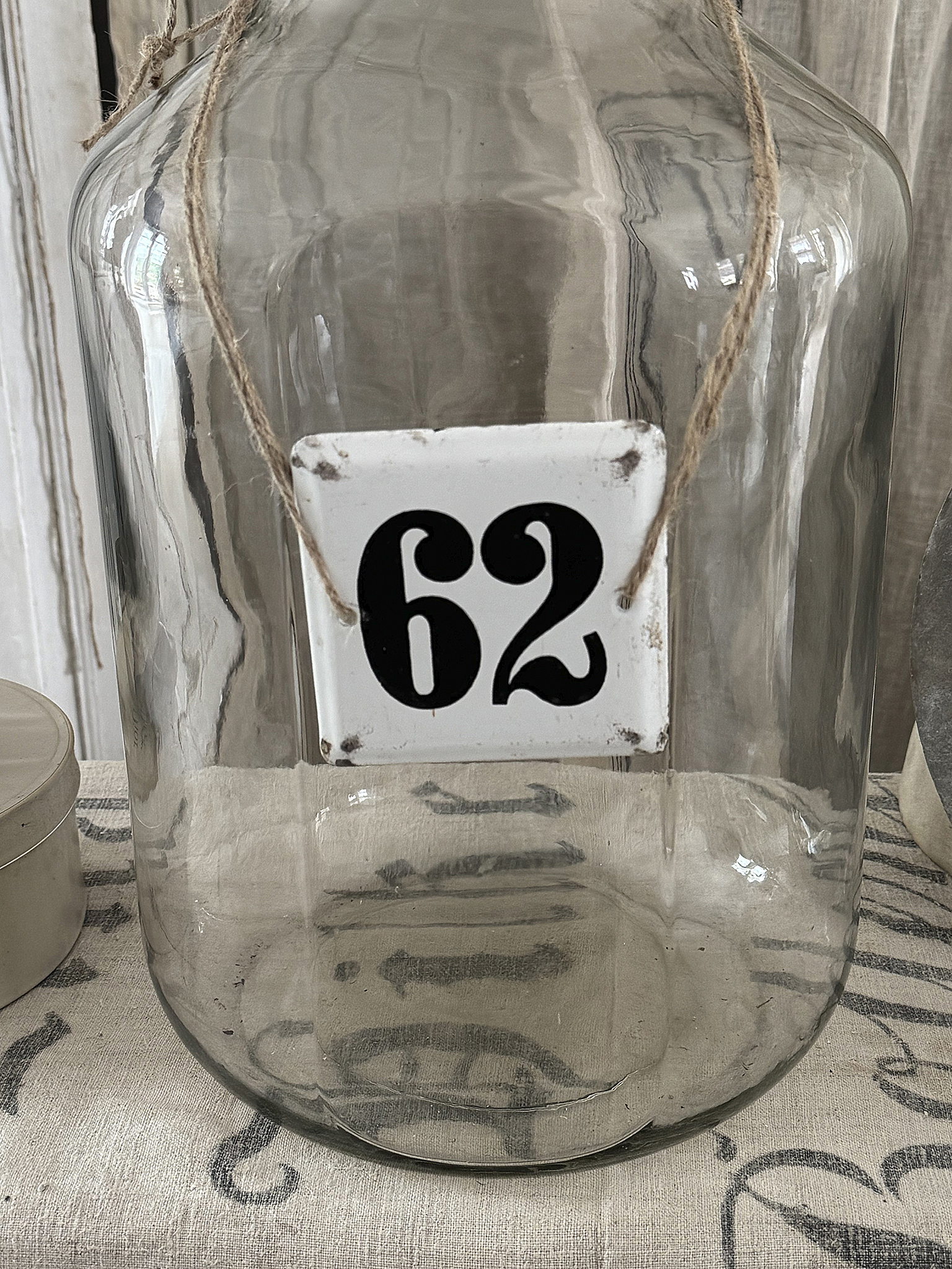 Seltenes XXL-Bonbonglas mit altem Emaille-Schild – ein besonderer Blickfang mit Charakter***