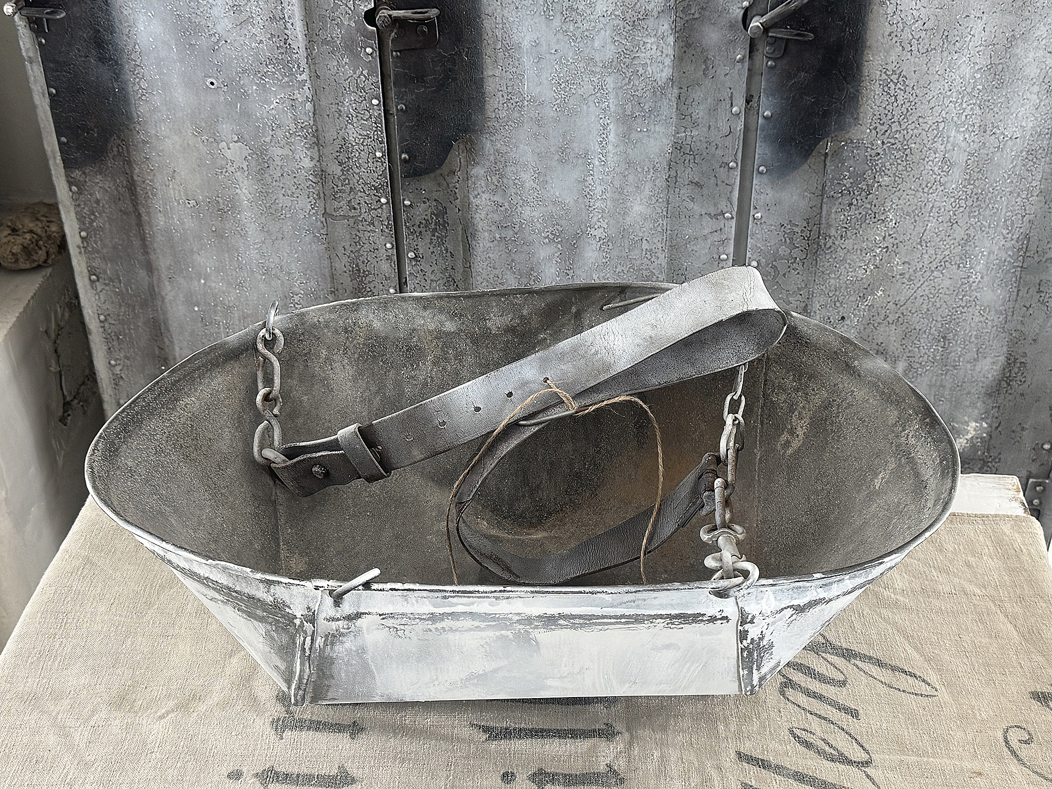Alte Ernteschüssel aus Zink mit originalem Ledergriff – authentischer Shabby-Charme***