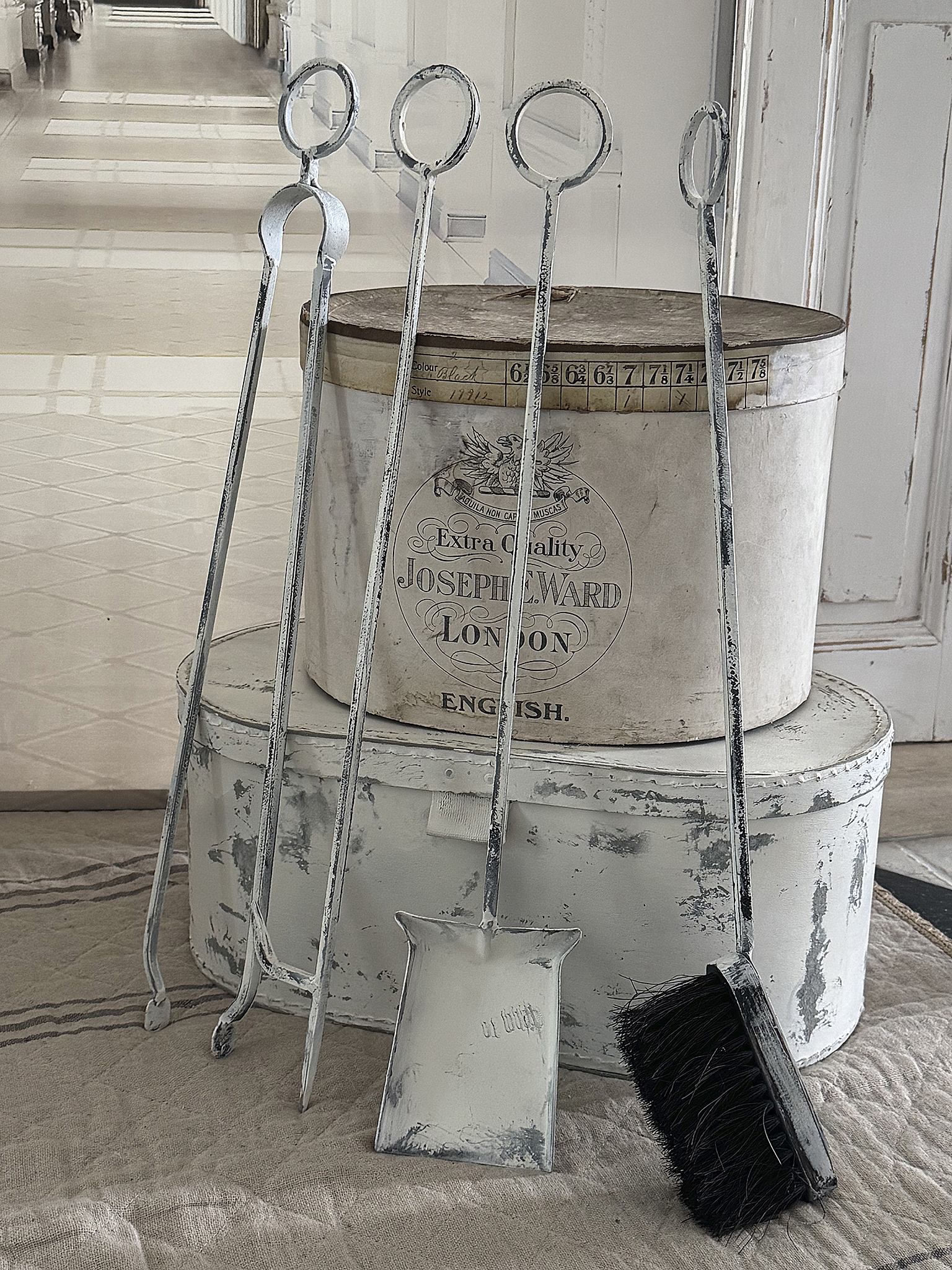 Shabby Brennholzregal mit Kaminbesteck*** Shabby Brennholzregal mit Kaminbesteck***