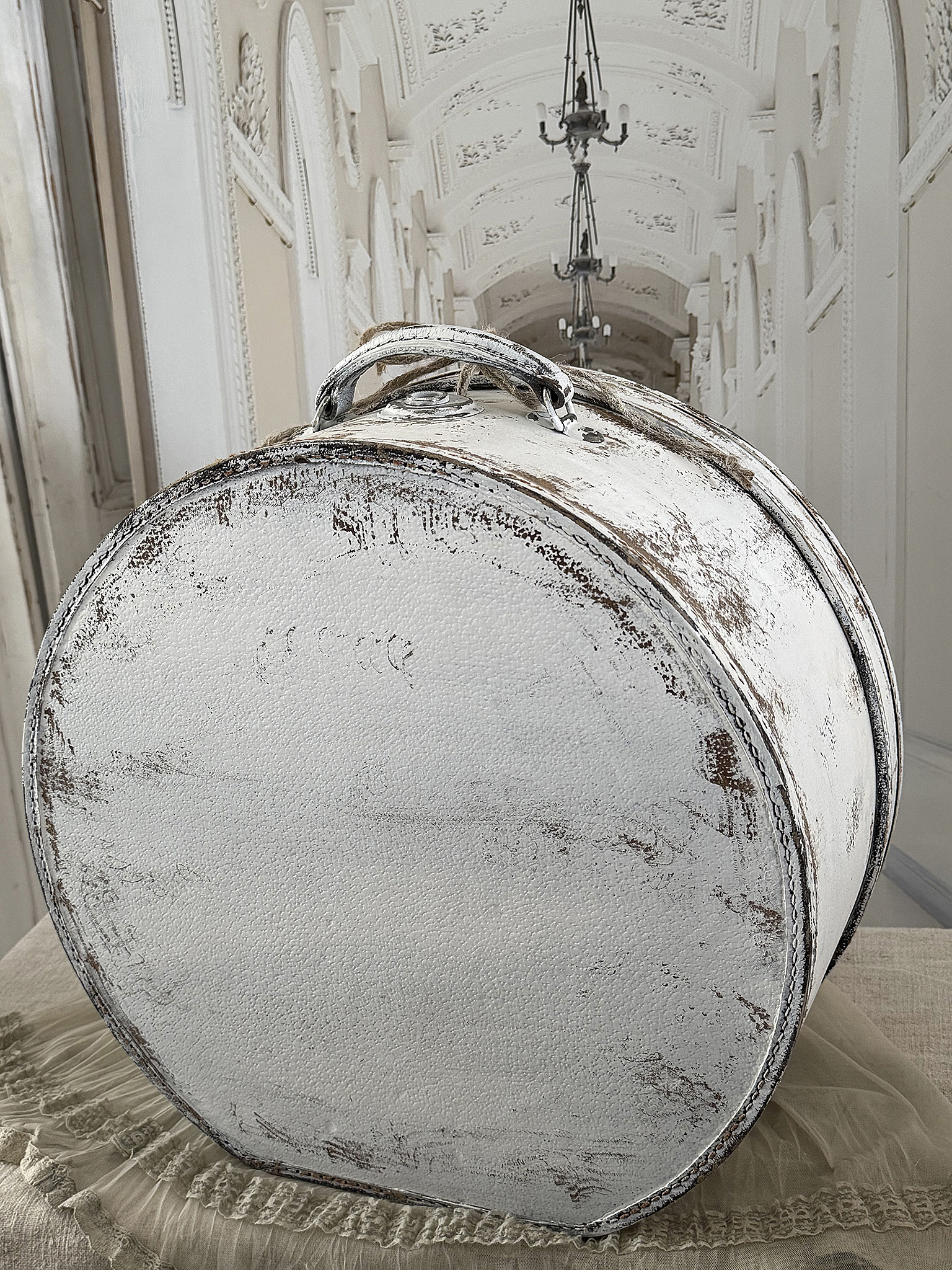 Alter Hutkoffer im mattweißen Shabby-Chic – ein bezauberndes Vintage-Schätzchen mit Patina***