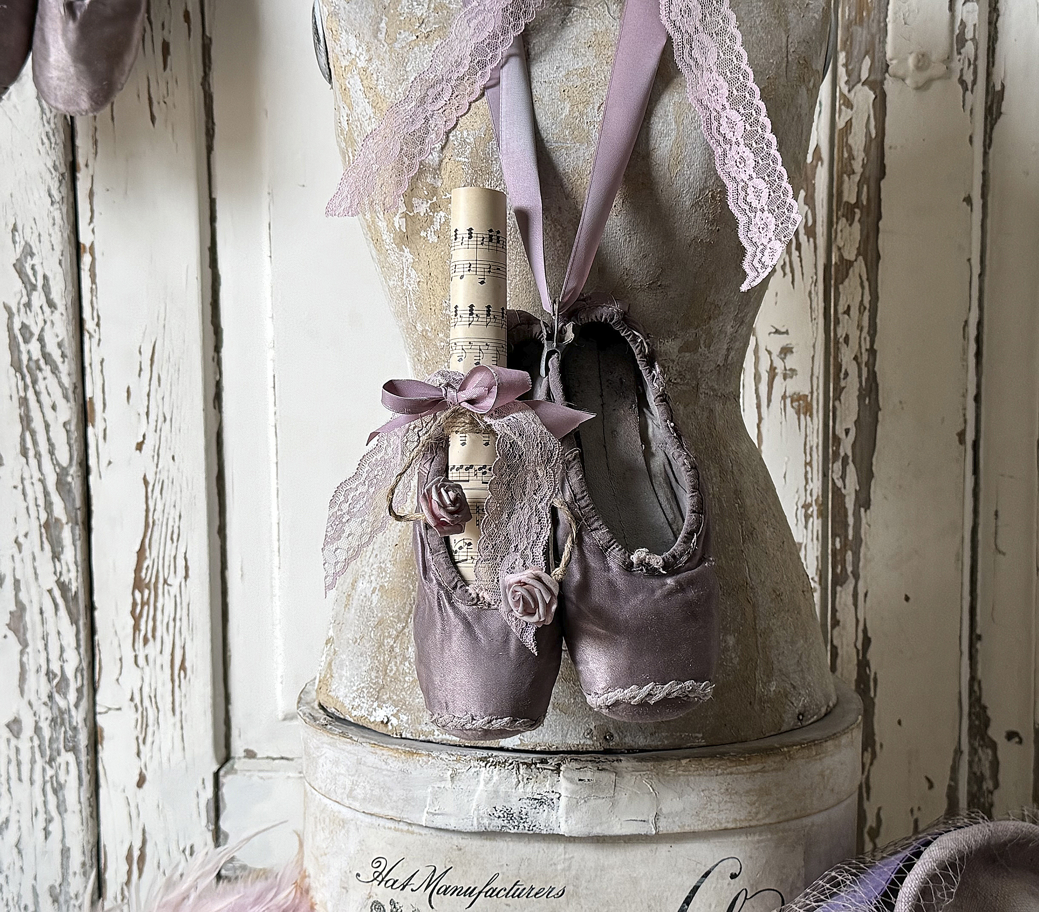 Antike Ballettspitzenschuhe in Malve-Stille Zeugen der Bühne***