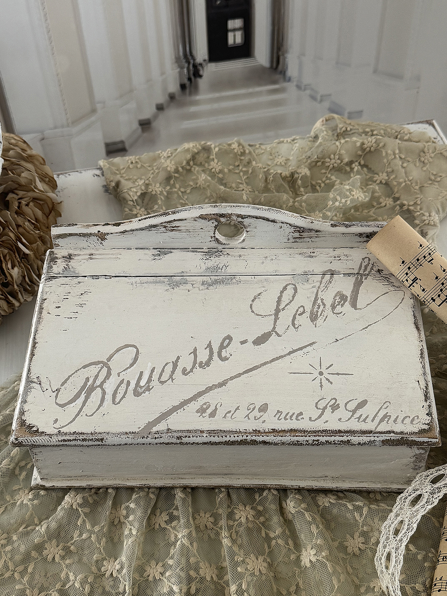 Alte Holzklappkiste im Shabby Chic mit französischen Schriftzügen***
