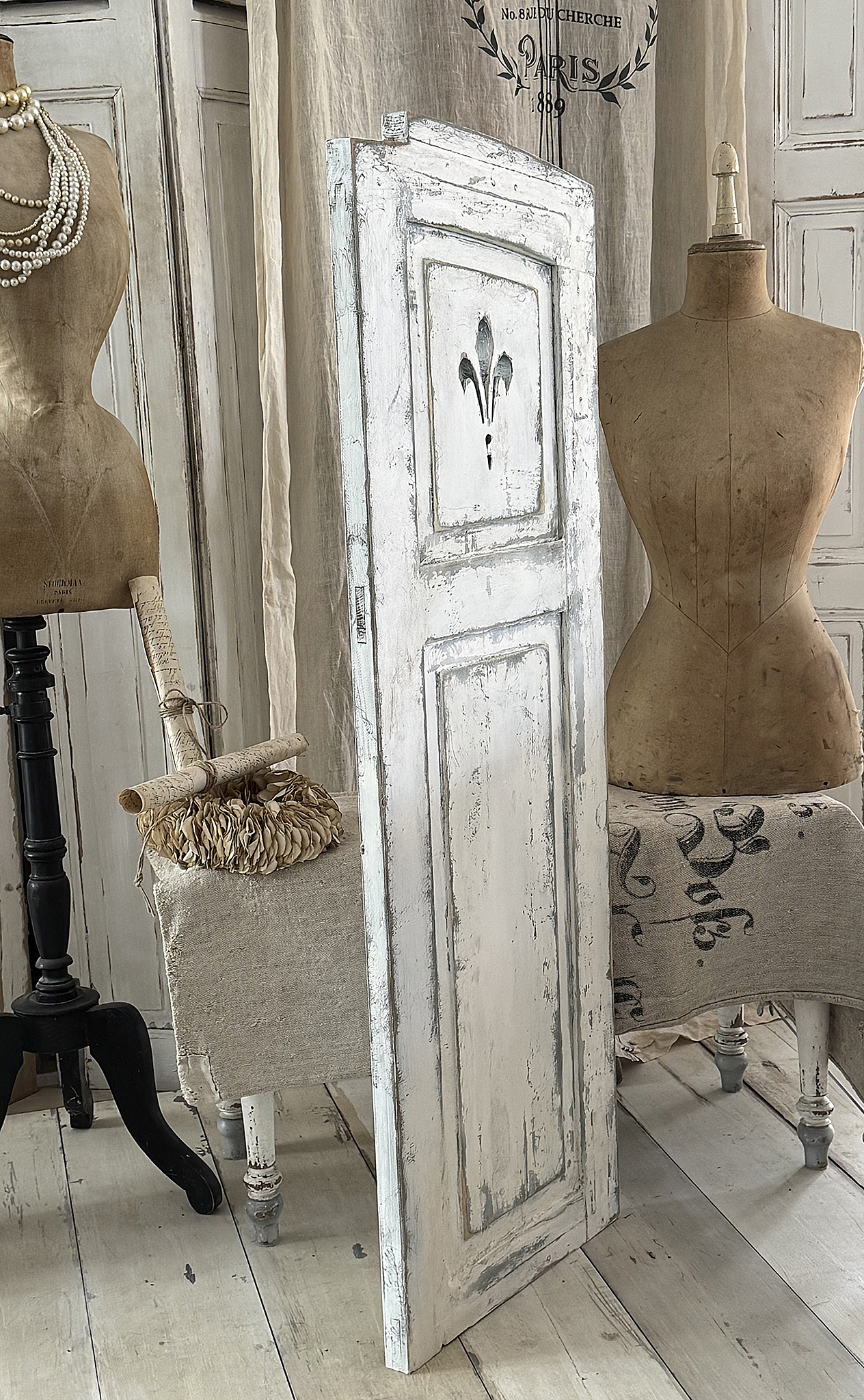 Antiker französischer Shabby-Fensterladen aus Vollholz mit Lilien-Dekor***