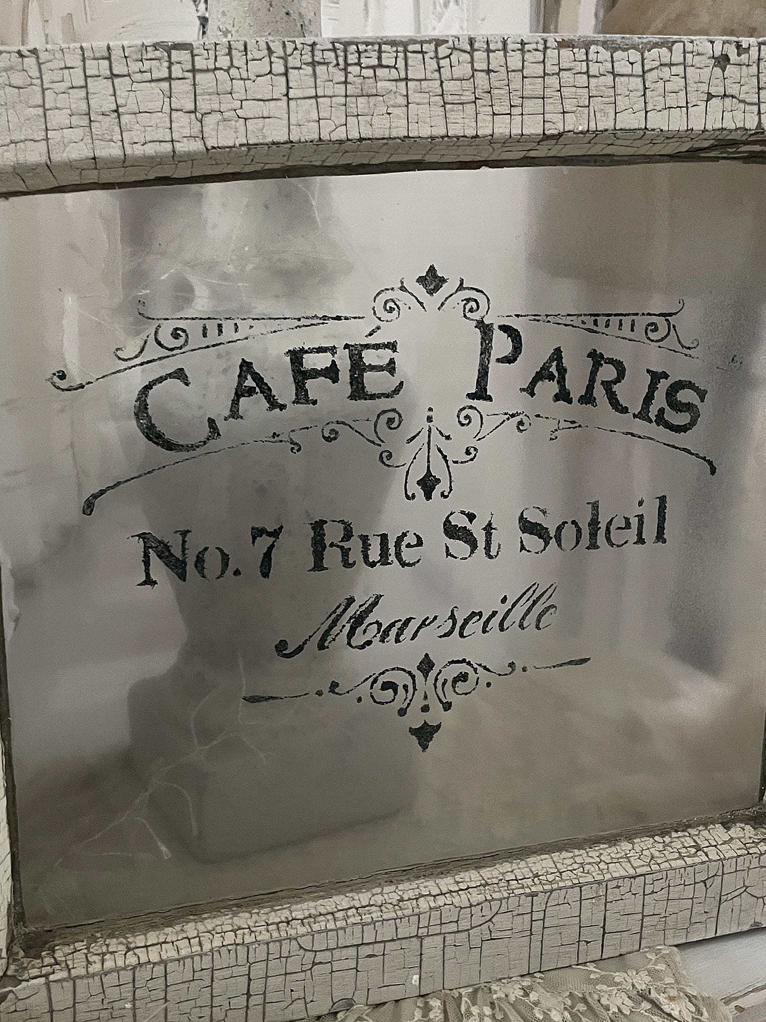 Süßes kleines Vintage Fenster Cafe Paris