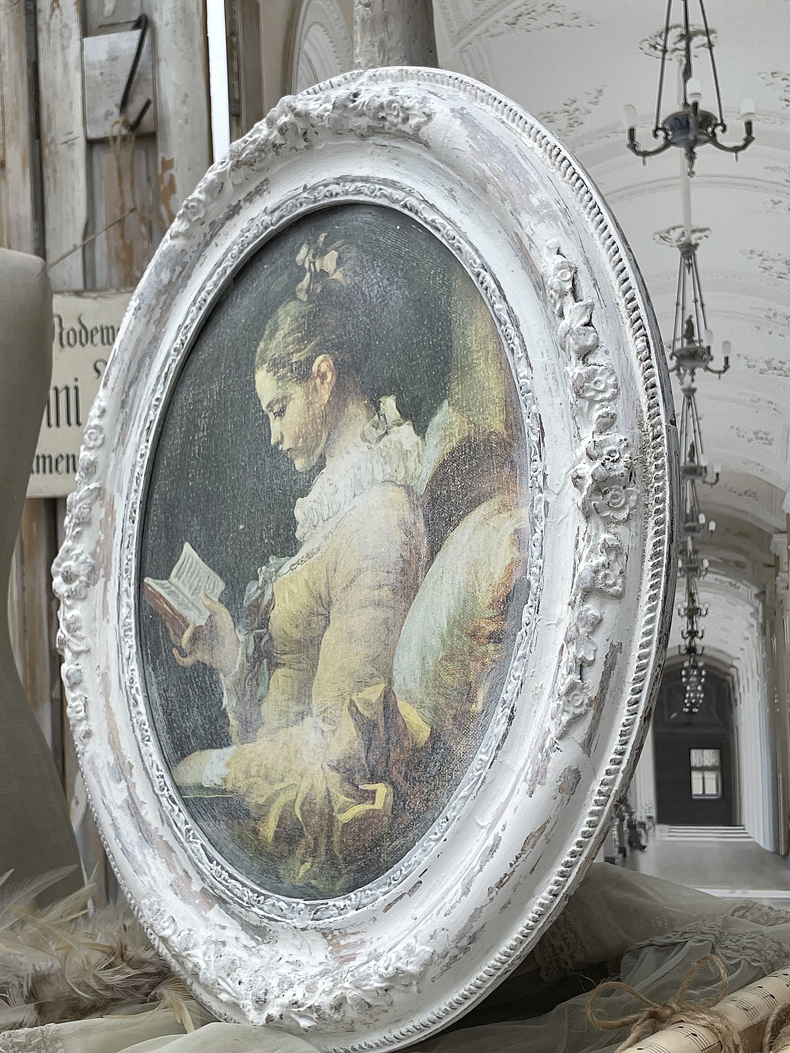 Gemälde einer lesenden Dame im eleganten Rahmen Detailansicht eines Ölgemäldes einer Dame, die in einem Buch liest, eingerahmt in einen historischen, verzierten Rahmen.