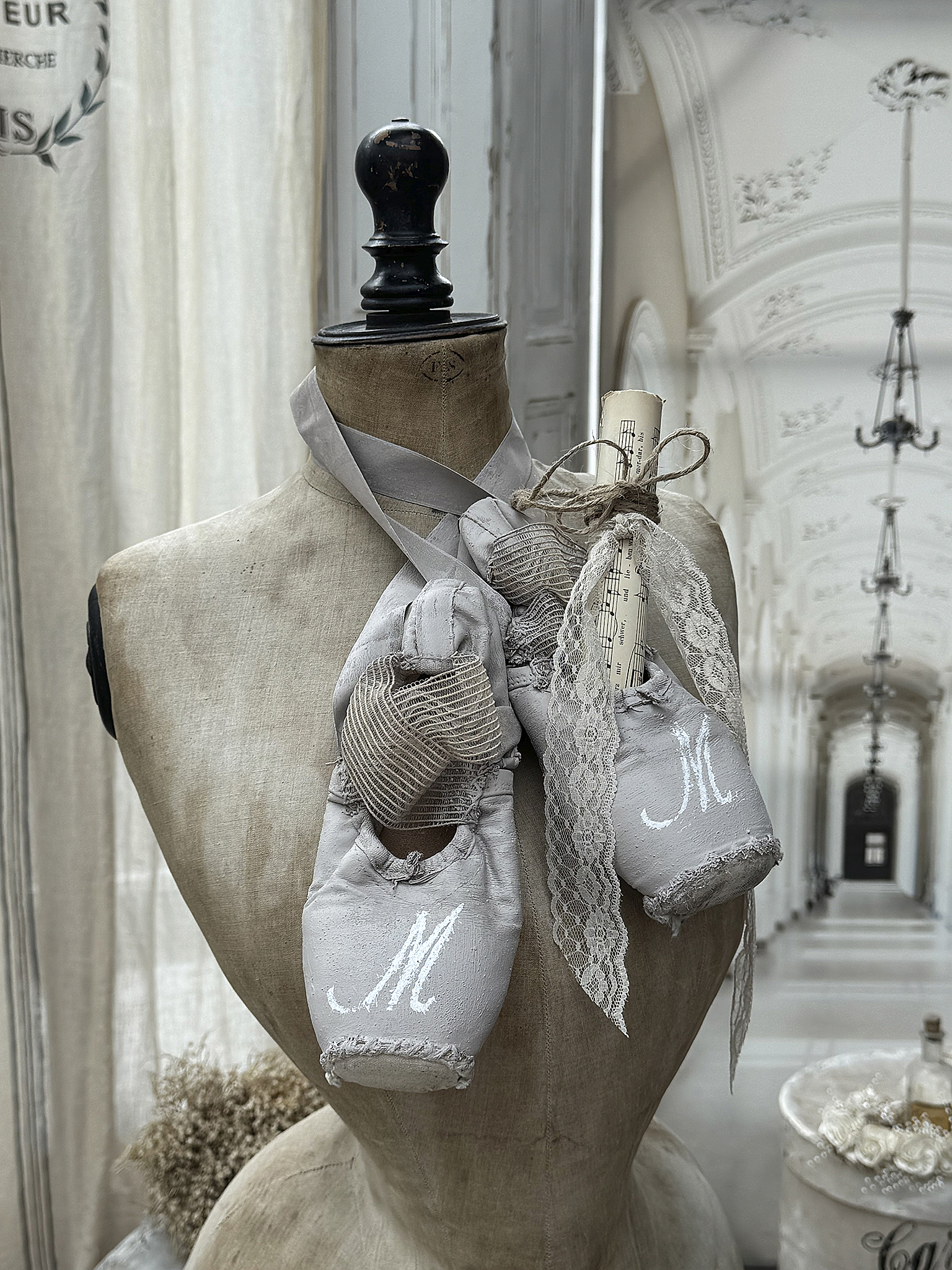 Alte Spitzenschuhe im taupen Vintagekleid M*** Alte Spitzenschuhe im taupen Vintagekleid M***