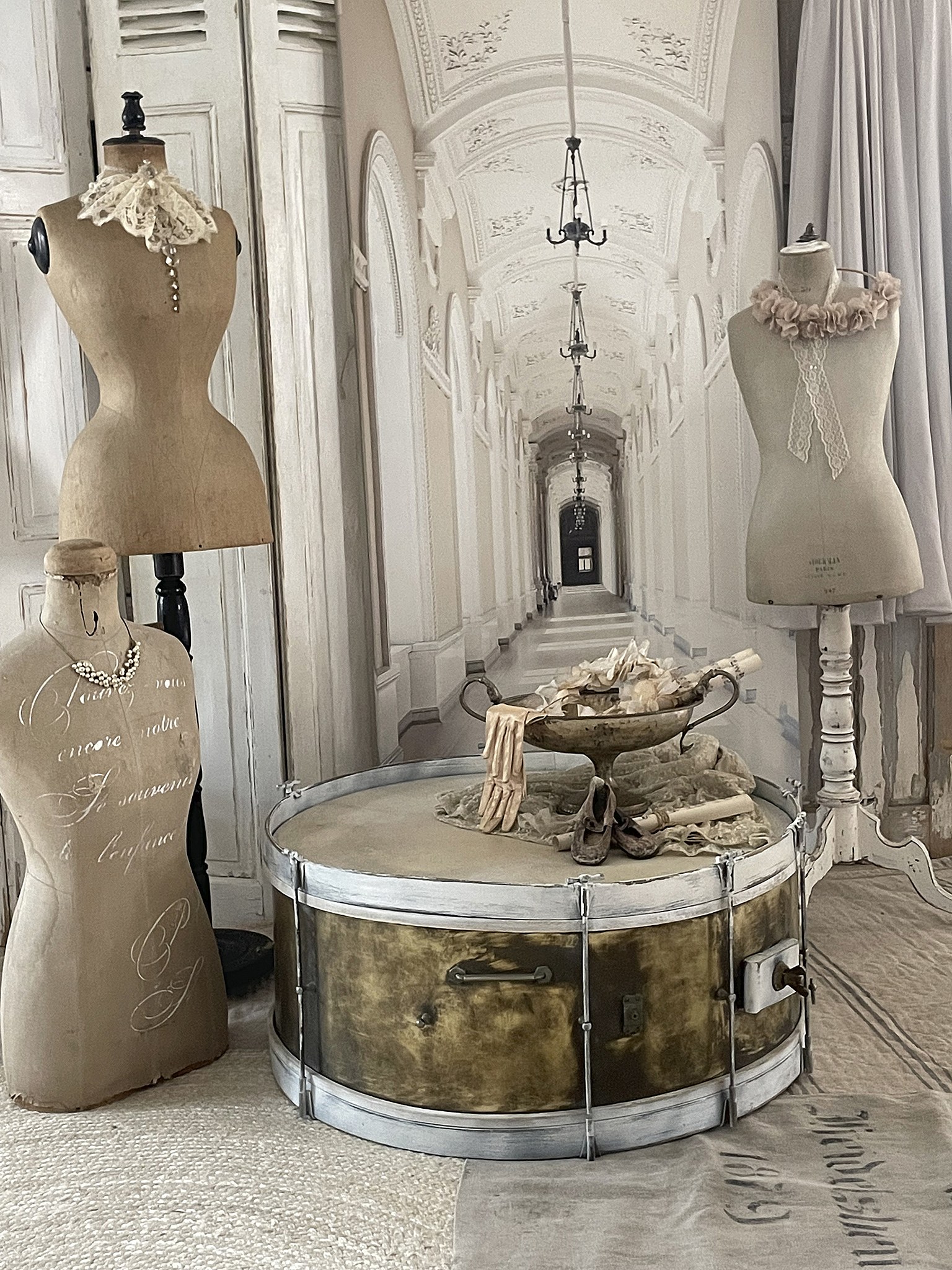 Elegante Mannequins und stilvolle Dekoration in einem luxuriösen Innenraum Mannequins und antike Dekoration in einem lichtdurchfluteten Raum mit klassischer Architektur