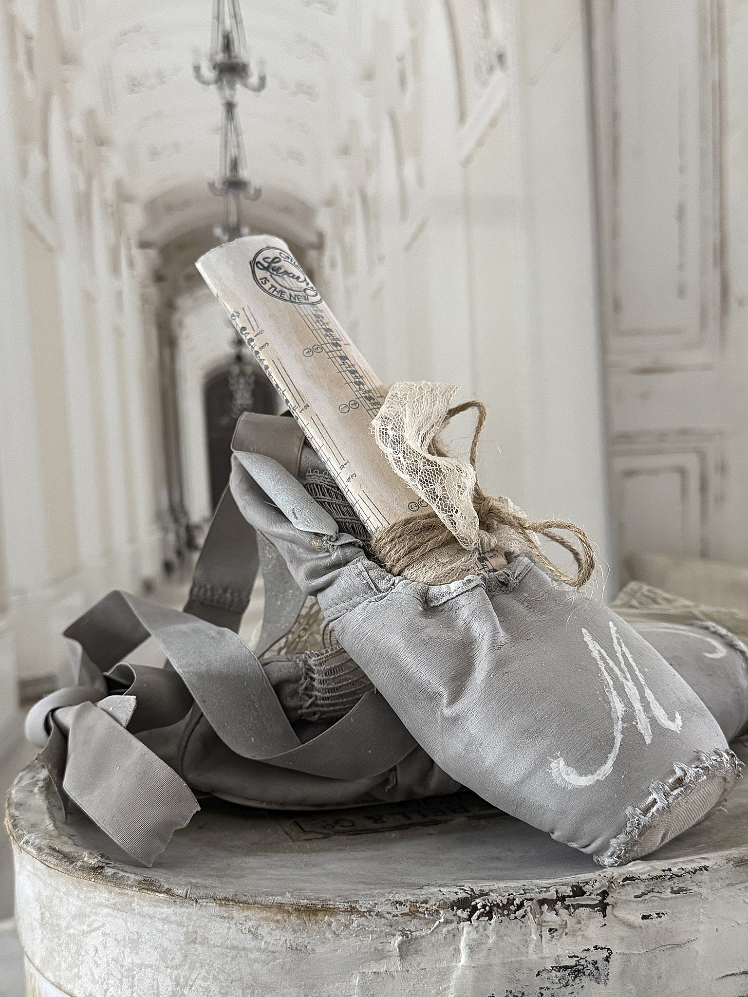 Alte Spitzenschuhe in Taupen – Vintagekleid mit Charme und Charakter***