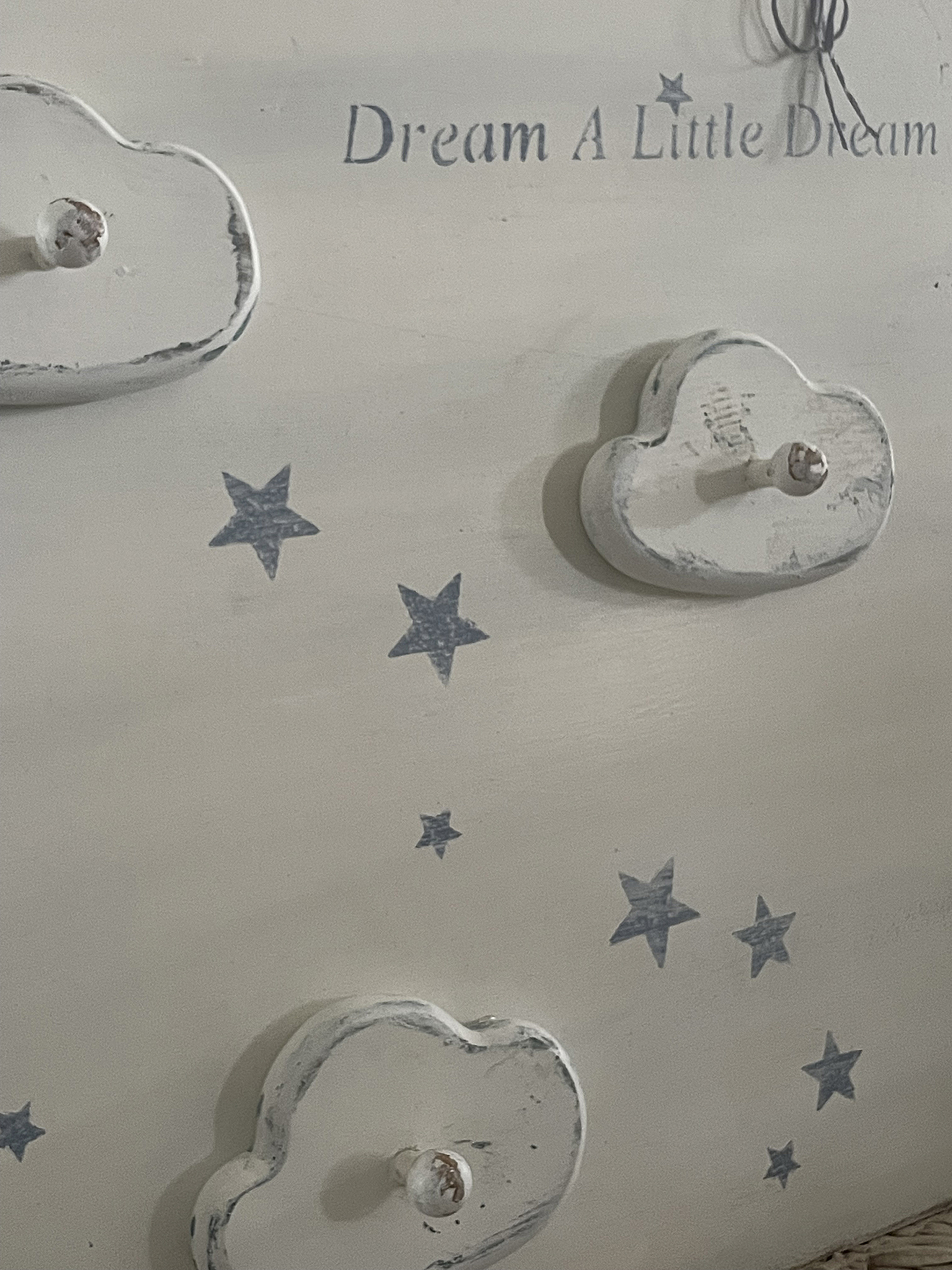 Dekorative Wandplatte mit dem Spruch 'Dream A Little Dream' und Wolken-Design