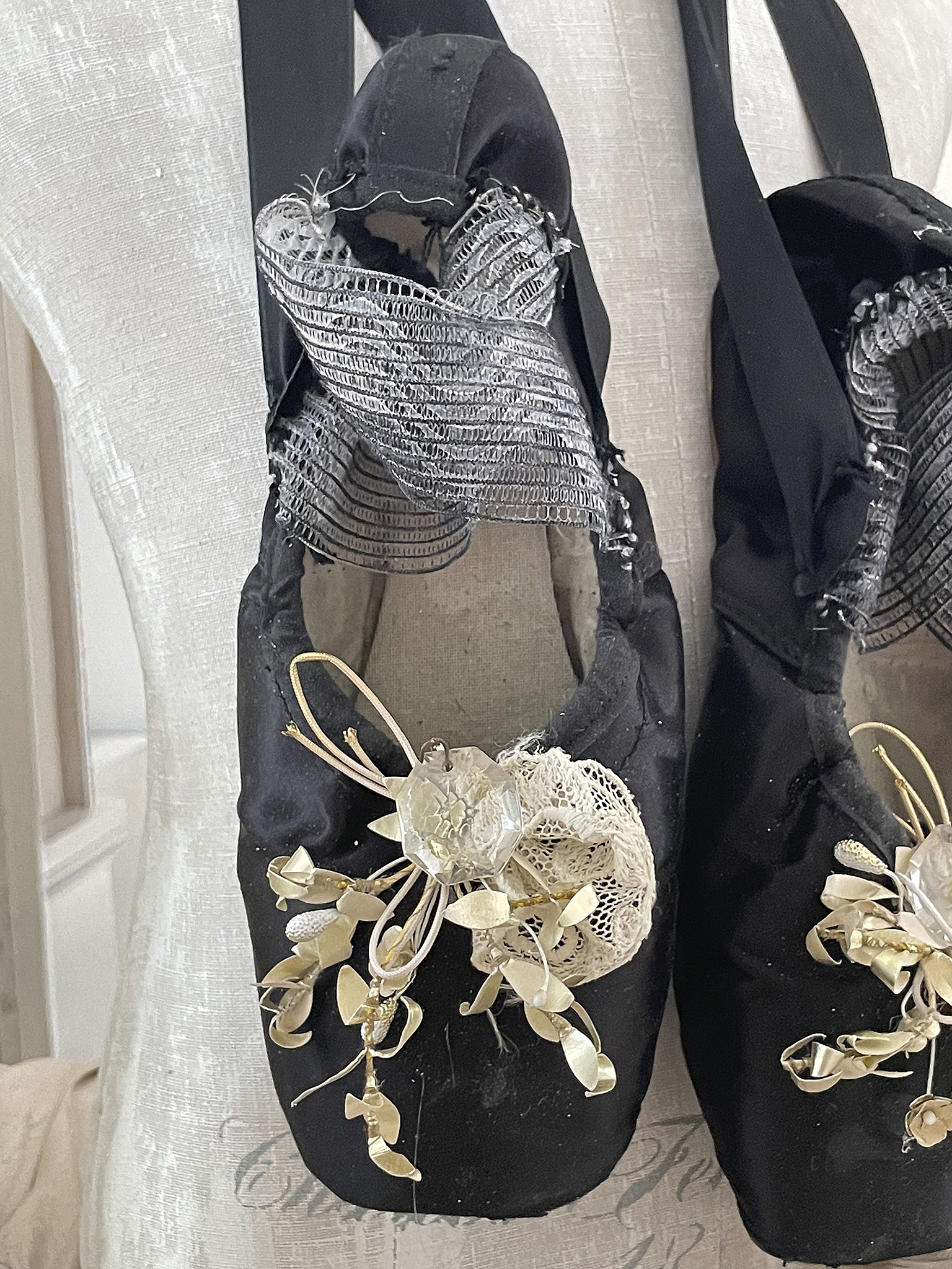 Elegante Ballettschuhe mit zarten Verzierungen Schwarze Ballettschuhe mit auffälligen, dekorativen Elementen und Riemen