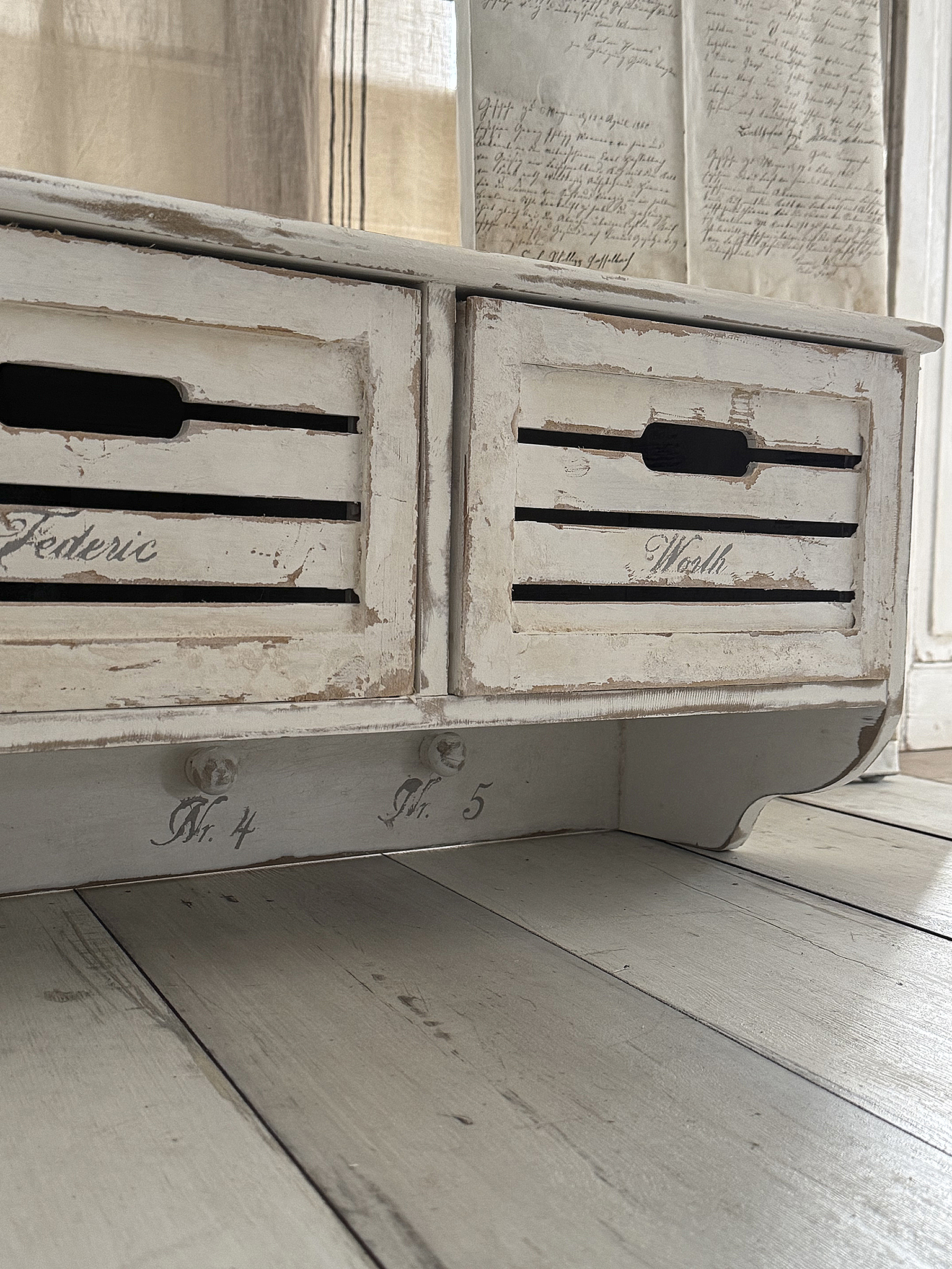 Charmantes Shabby-Hängeregal mit französischem Flair***