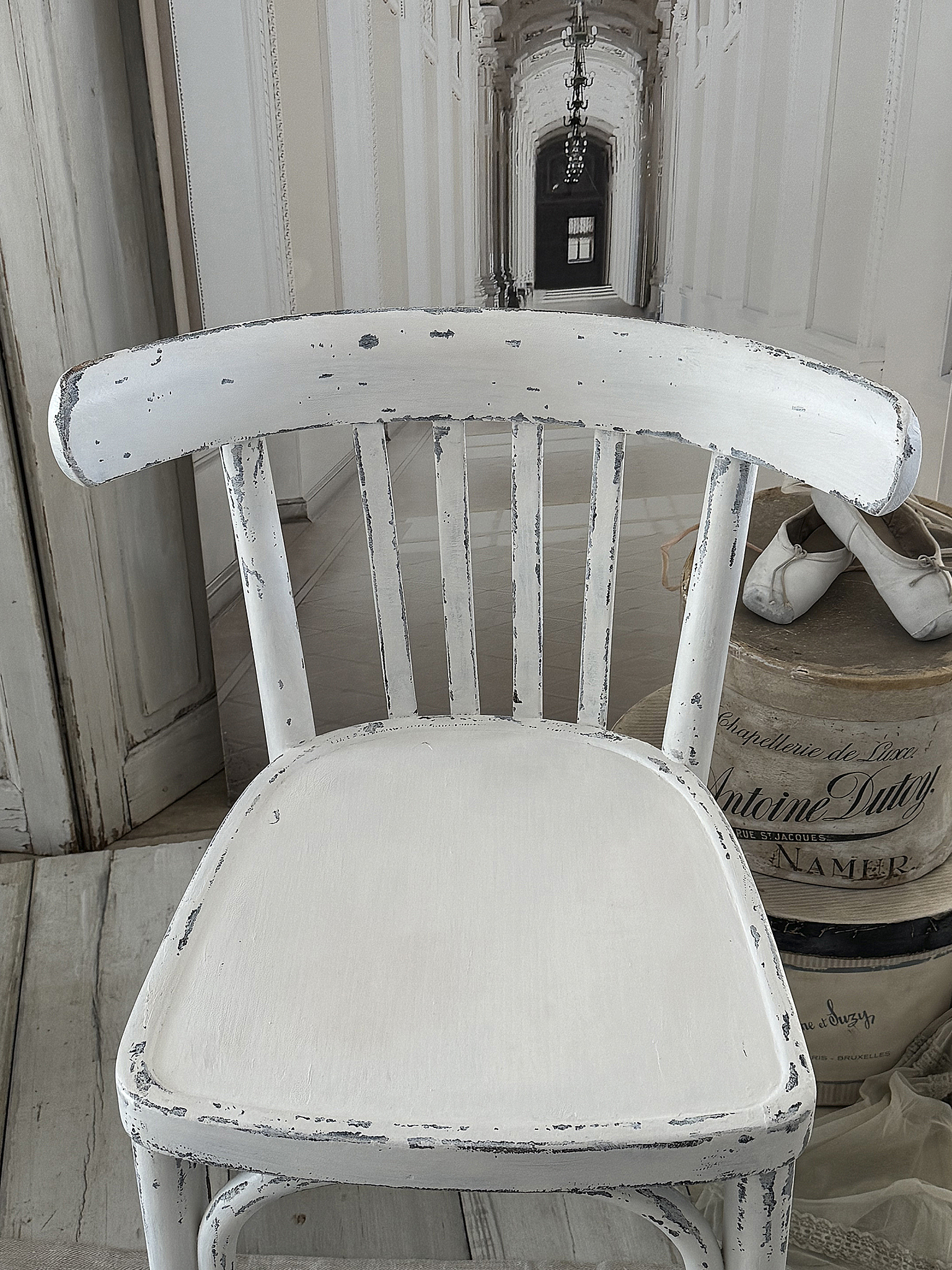 Antiker Bugholzstuhl – Matt-Weiß – Shabby  – Vintage Stuhl mit Patina***