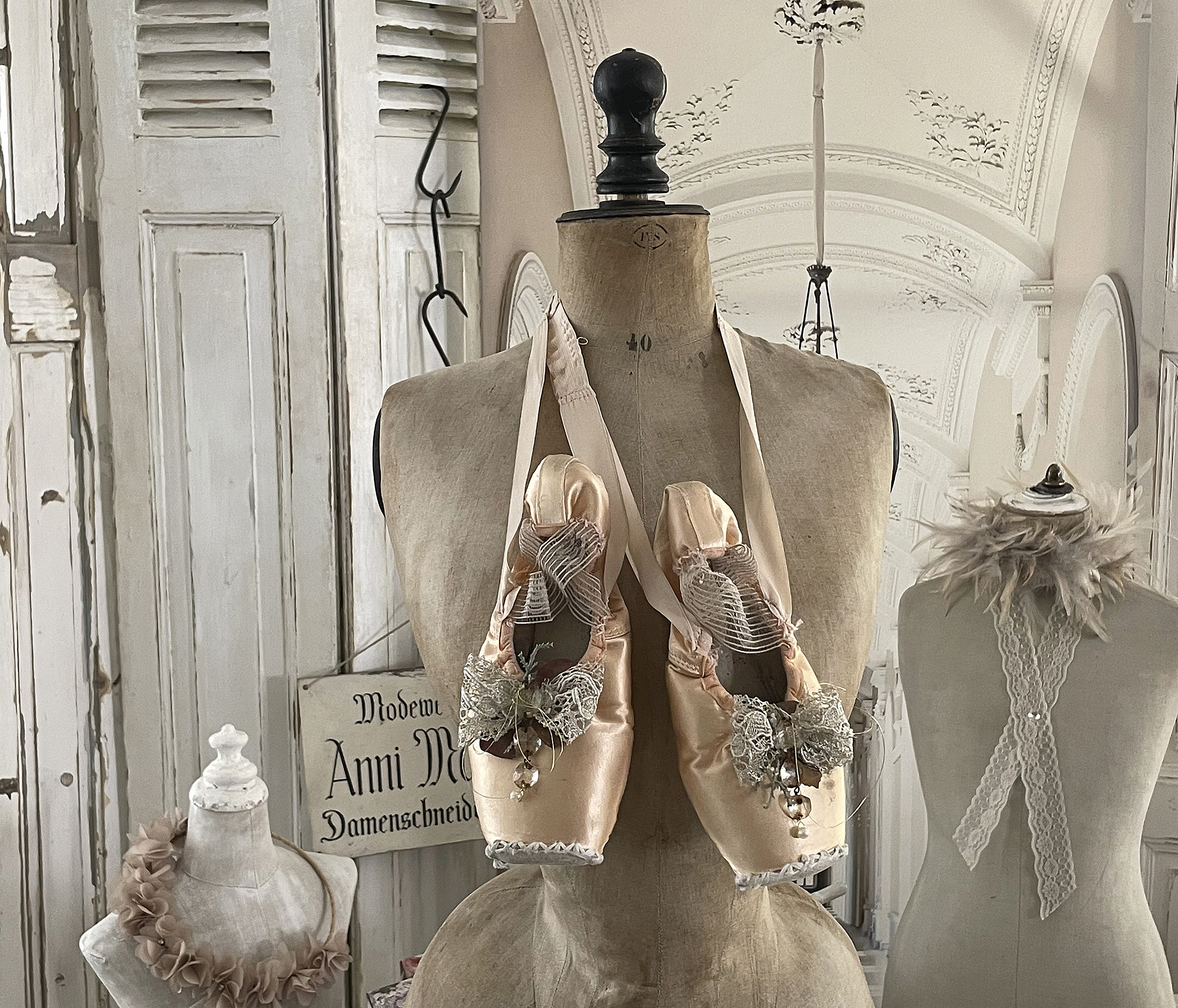 Alte Ballettschuhe Brocante mit Schleife und Kristall***