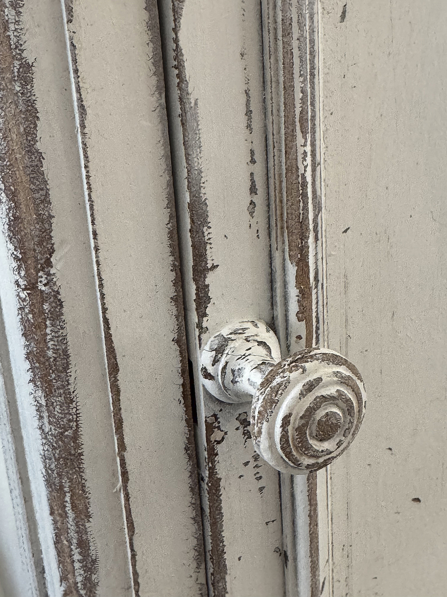 Reizendes, antikes französisches Säulenschränkchen***