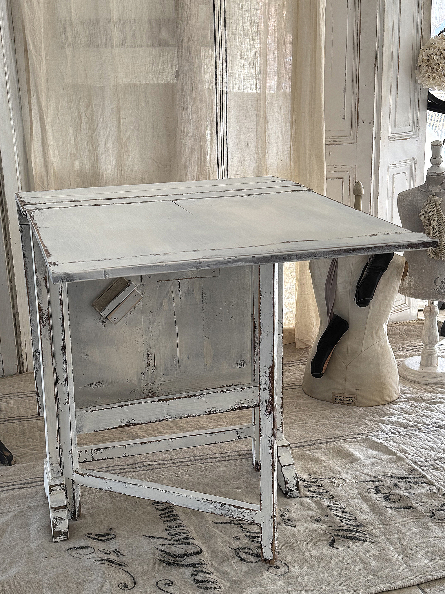 Antiker Klapptisch im Original-Vintage-Kleid