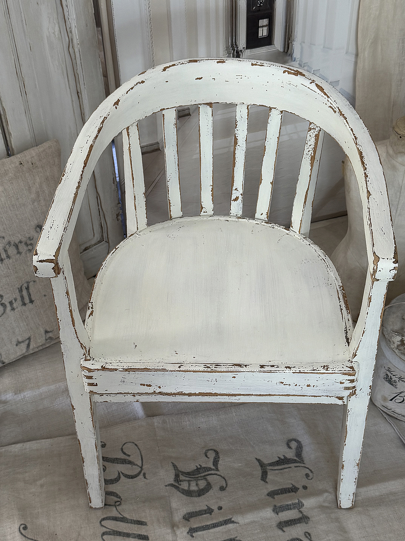 Alter breiter Bauhaus-Armlehnstuhl im authentischen Shabby-Chic***