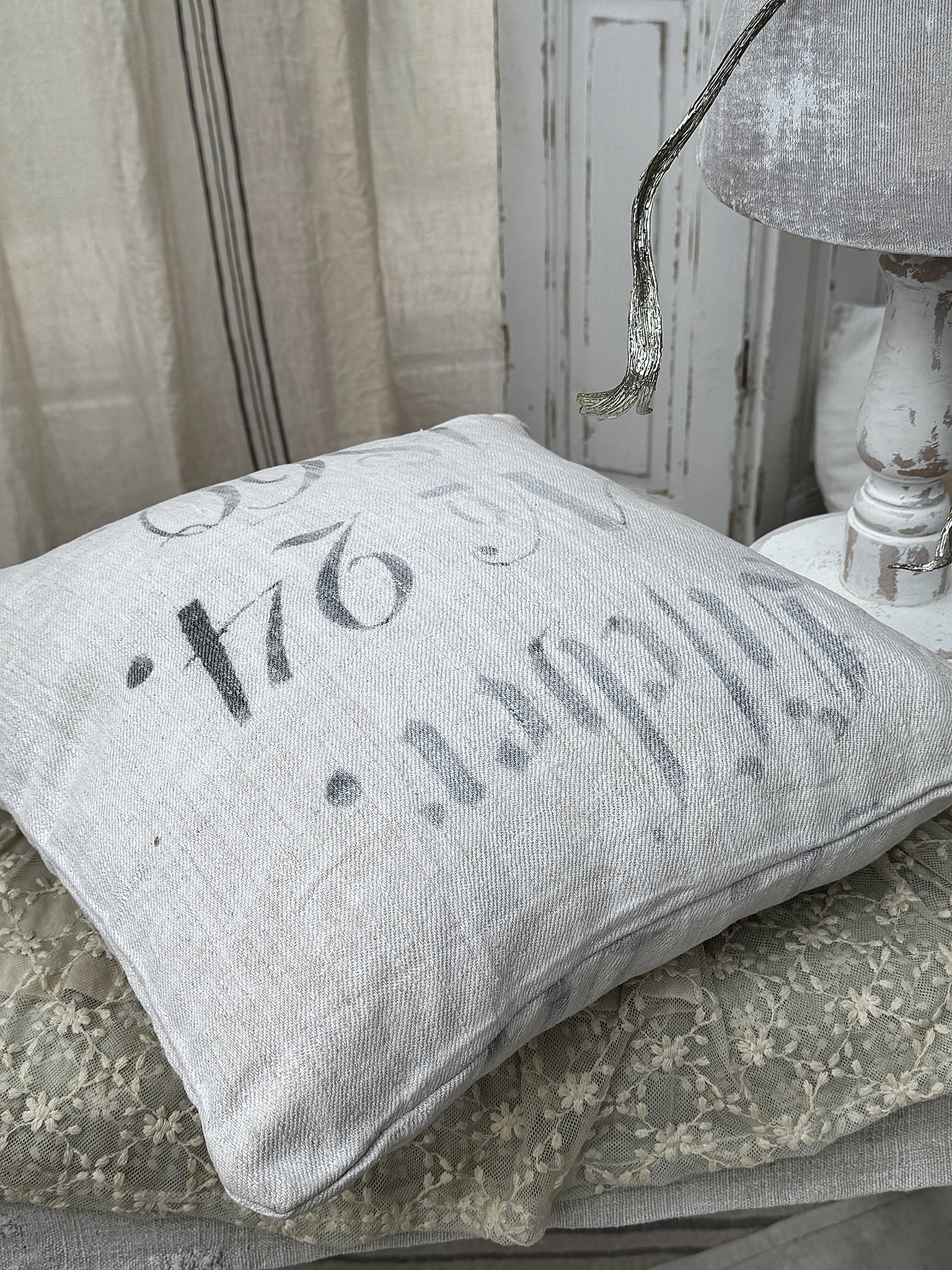 Stilvolles Kissen mit Zahlenmuster, weich und elegant, in einem geschmackvollen Wohnraum