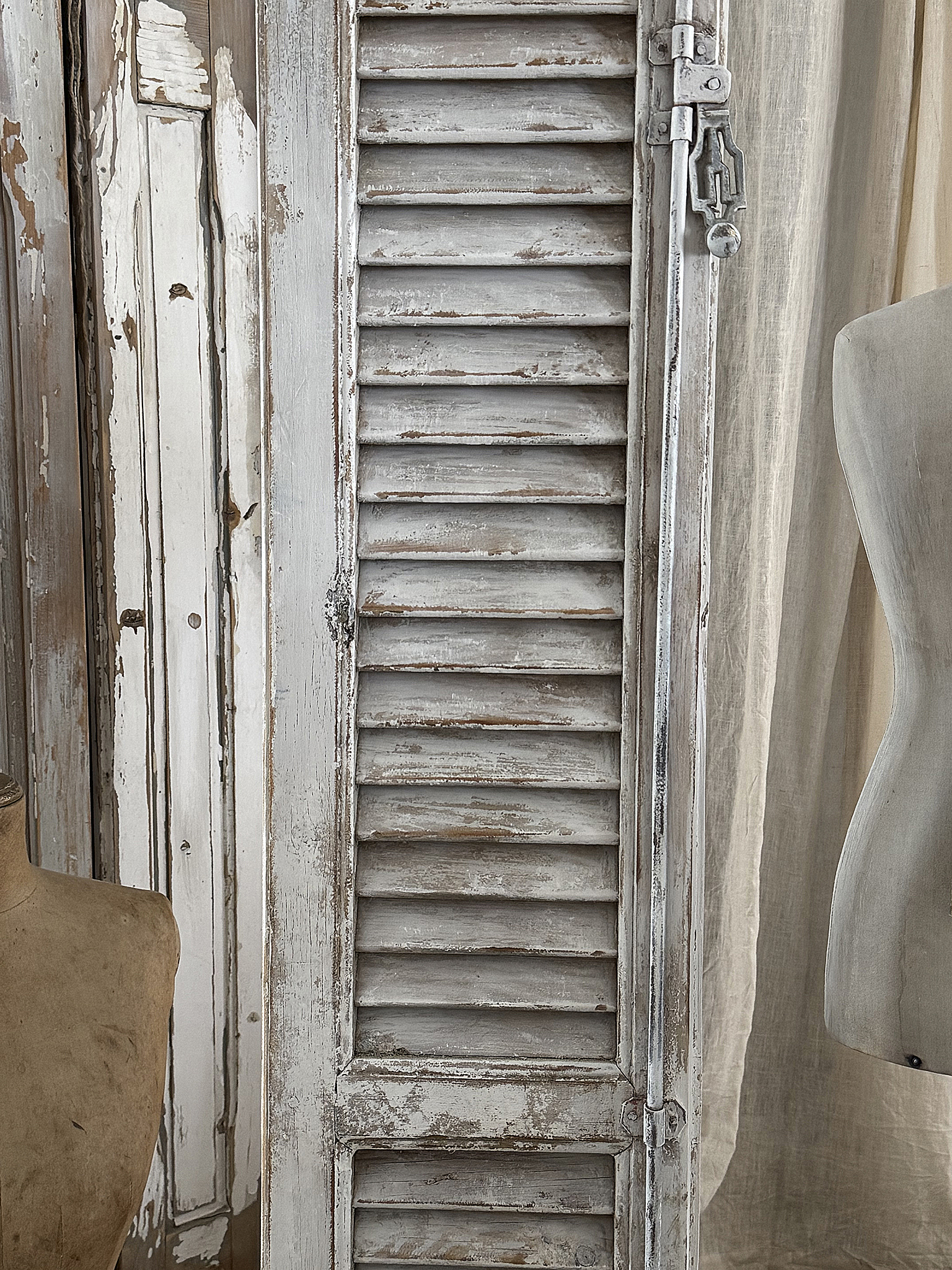 Antiker Lamellenladen aus Frankreich – Liebhaberstück