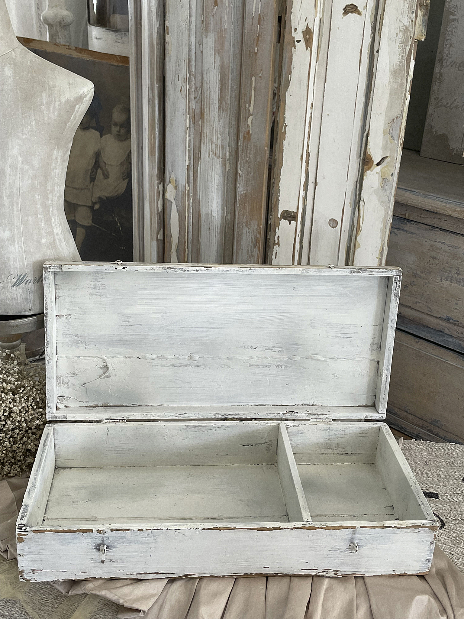 Dekorative Holzbox in Vintage-Optik mit Fächern Weiß lackierte Holzbox im Vintage-Stil, geöffnet, mit zwei Fächern.