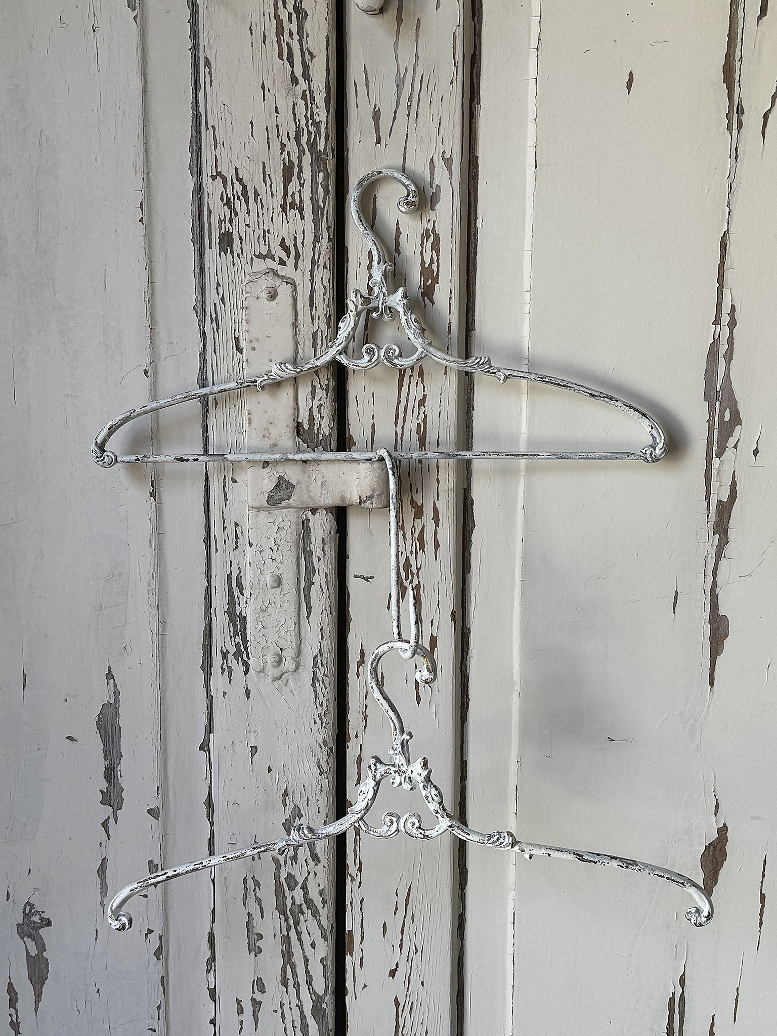 Zwei charmante Shabby-Kleiderbügel mit Geschichte***