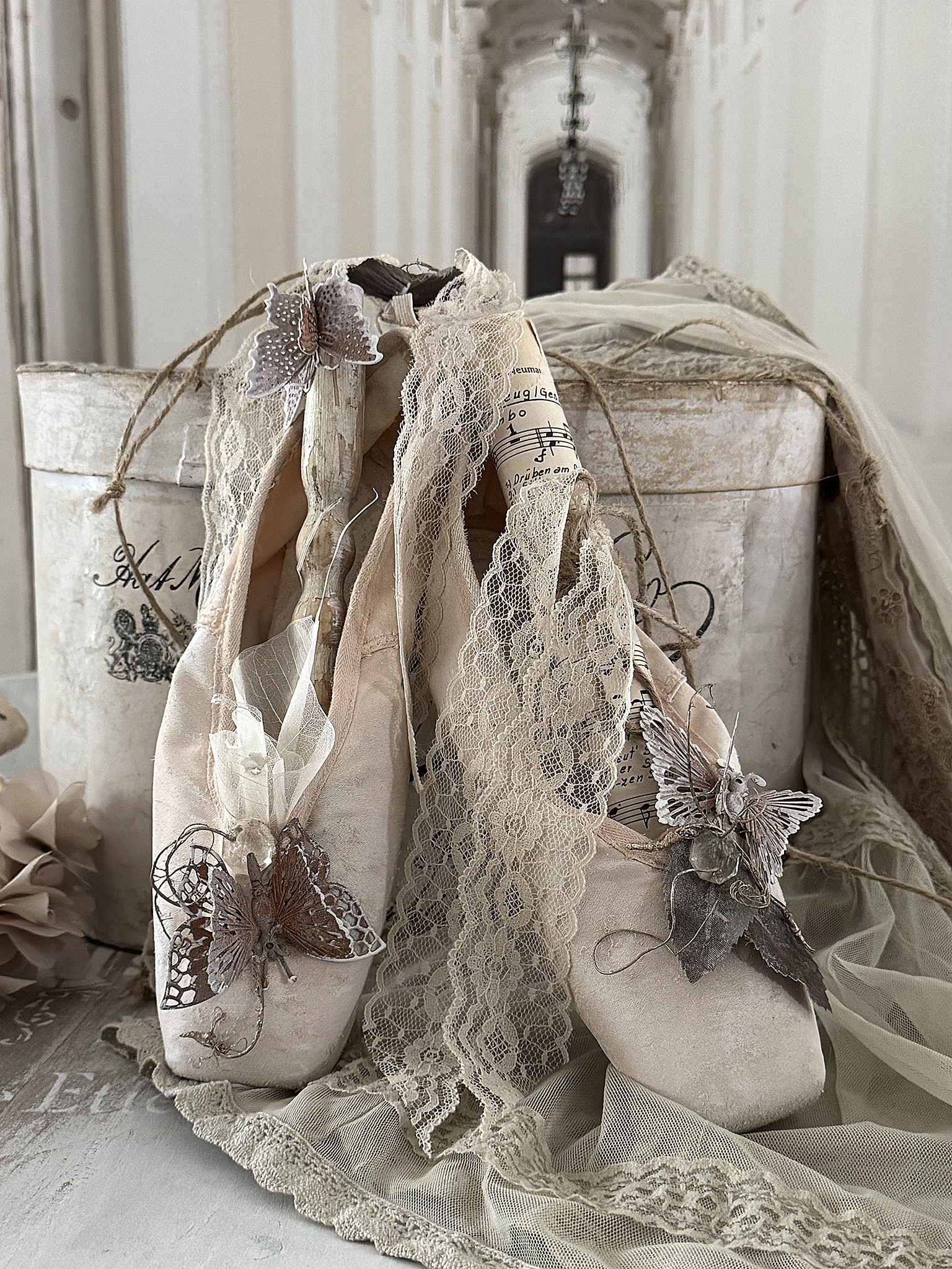 Vintage-Spitzenschuhe mit romantischer Deko***