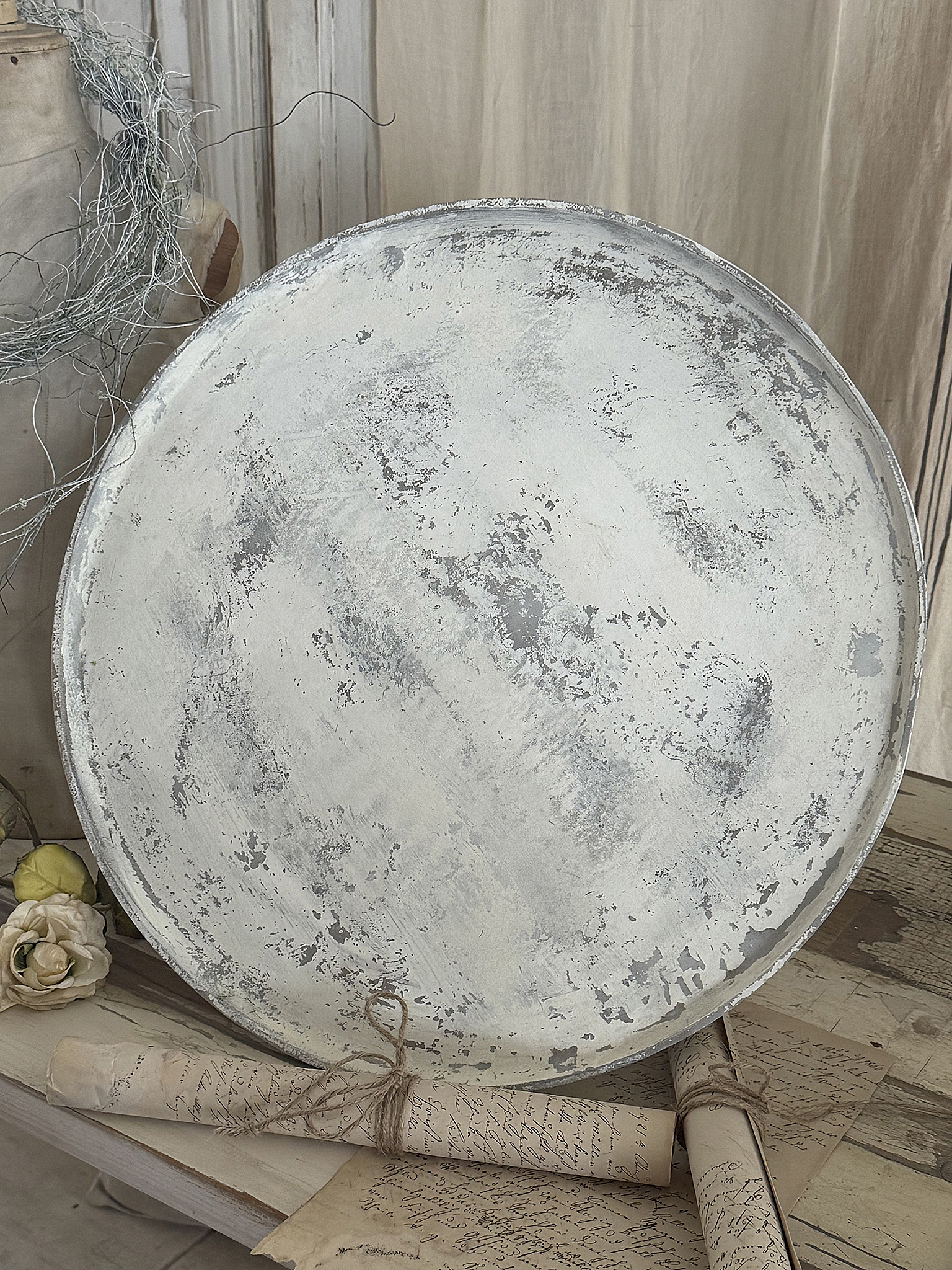 Dekorative große Fußschale im weißen Shabby-Kleid – ein romantisches Ensemble***