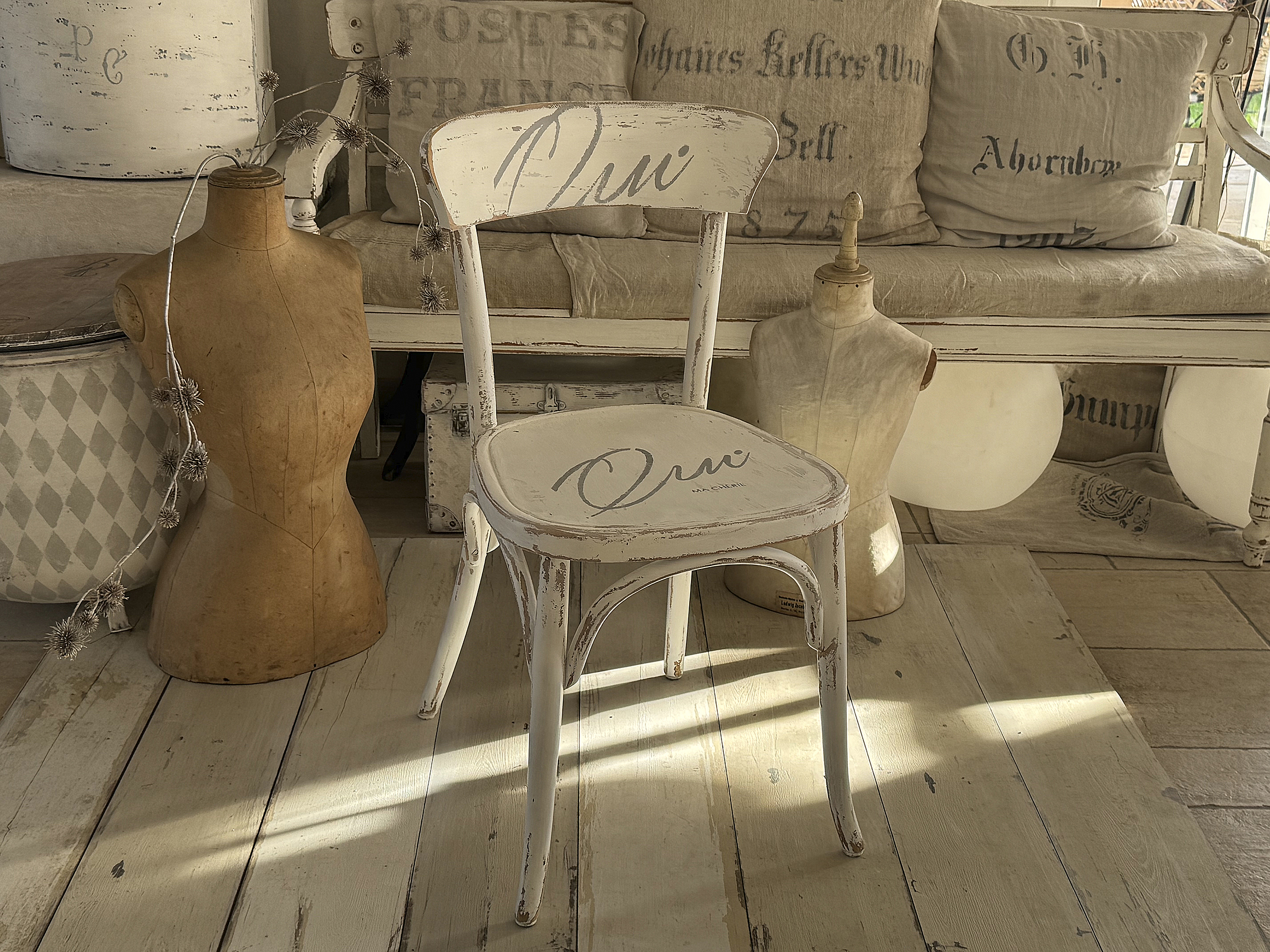 Alter Bugholzstuhl mit Shabbykleid Qui Ma Cherie***