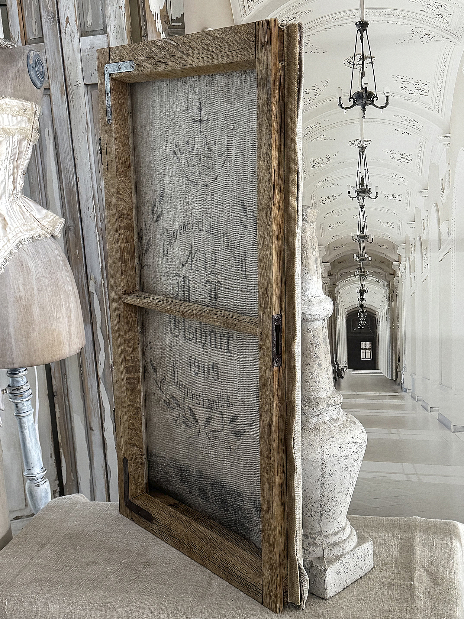 Alter Fensterrahmen mit antikem Mehlsack – zeitloses Shabby-Deko-Stück*** Alter Fensterrahmen mit antikem Mehlsack – zeitloses Shabby-Deko-Stück***