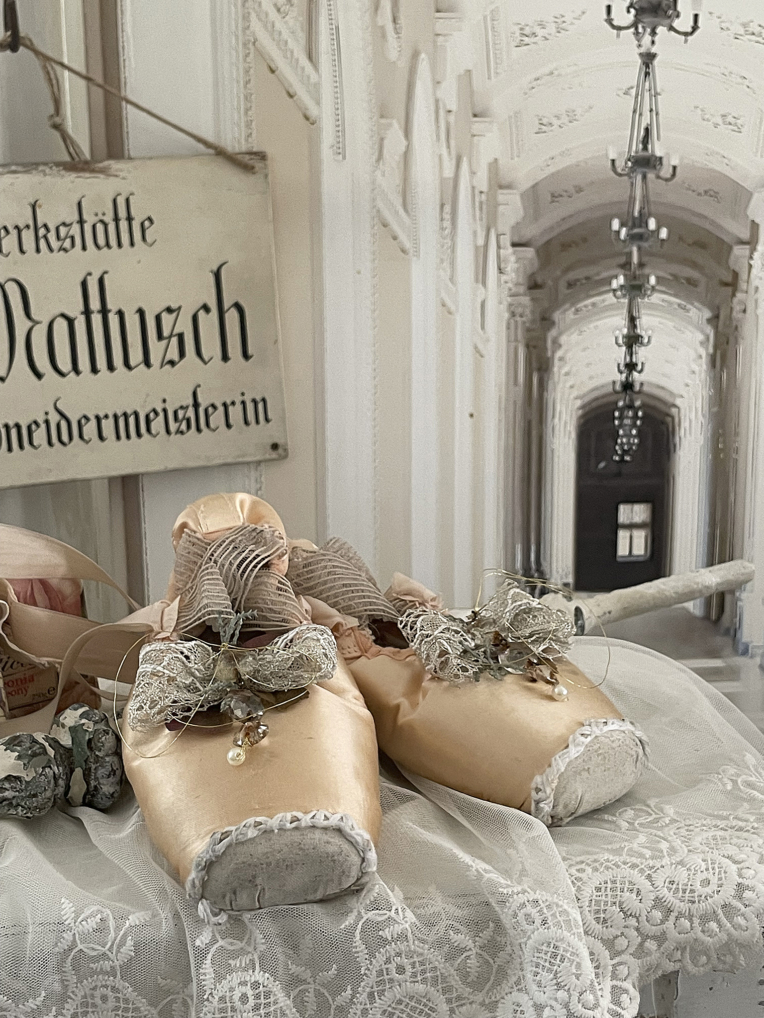 Detailaufnahme von Ballettschuhen mit Spitzen und einem Meisterbrief in einer stilvollen Kulisse