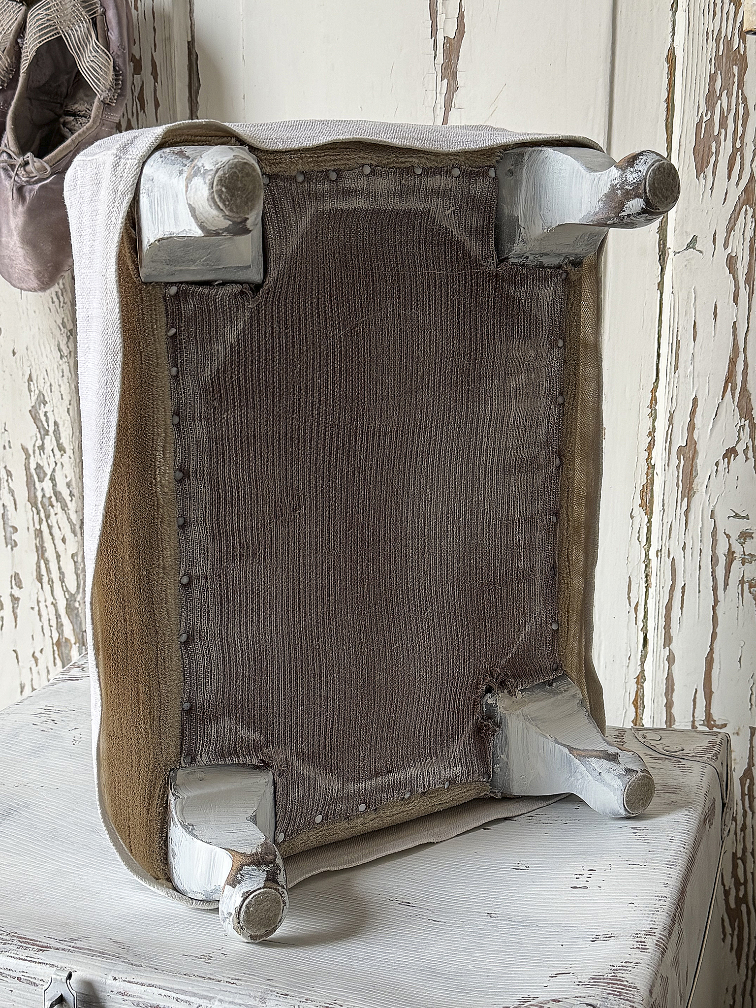 Verwandlungskünstler im Shabby-Look – Alter Gobelin-Fußhocker***