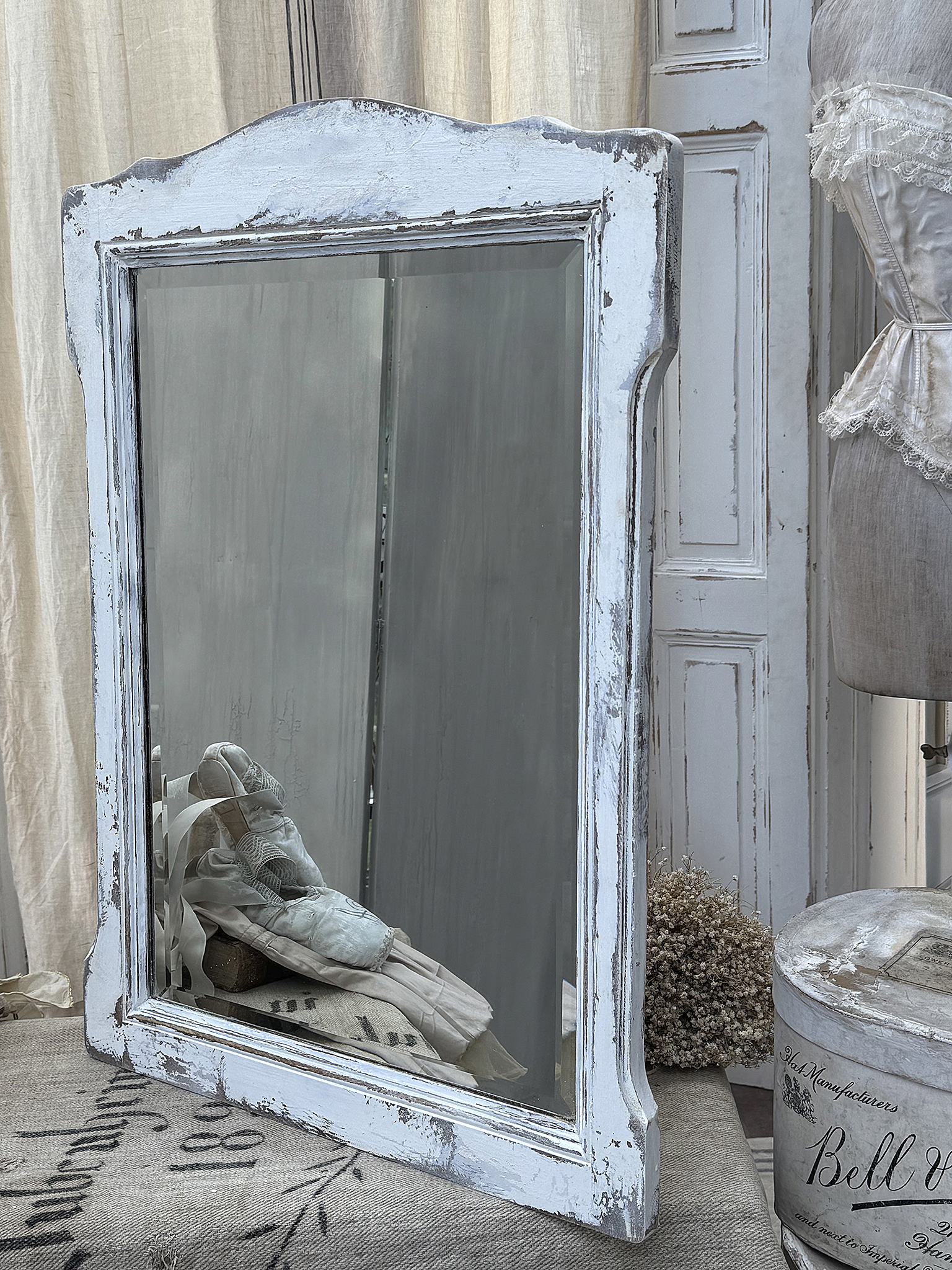 Vintage Spiegel mit shabby-chic Rahmen Dekorativer Vintage Spiegel im shabby-chic Stil, ideal für die Wohnraumgestaltung.