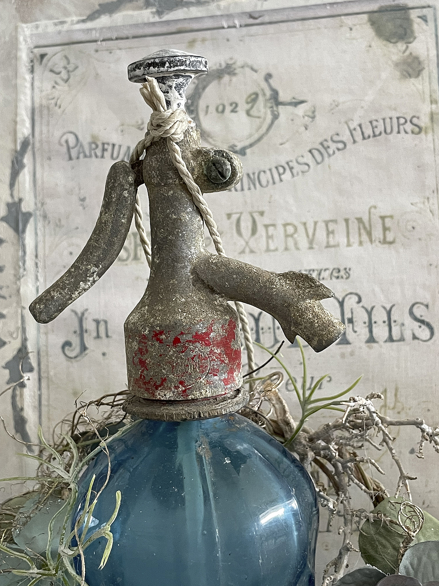 Alte blaue Sodaflasche mit Kränzchen***