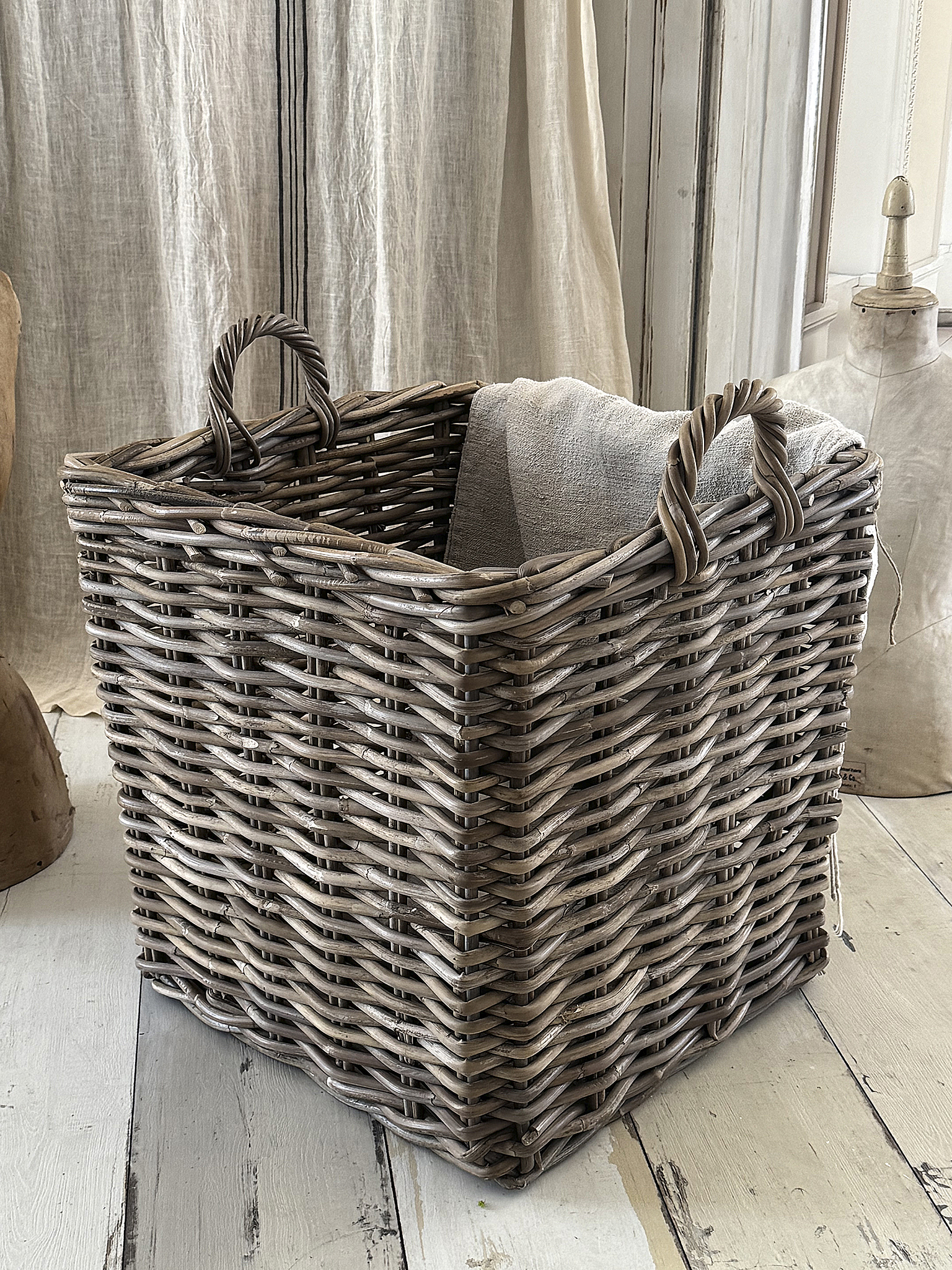 Großer Naturweidenkorb mit altem Leinensack-XL***