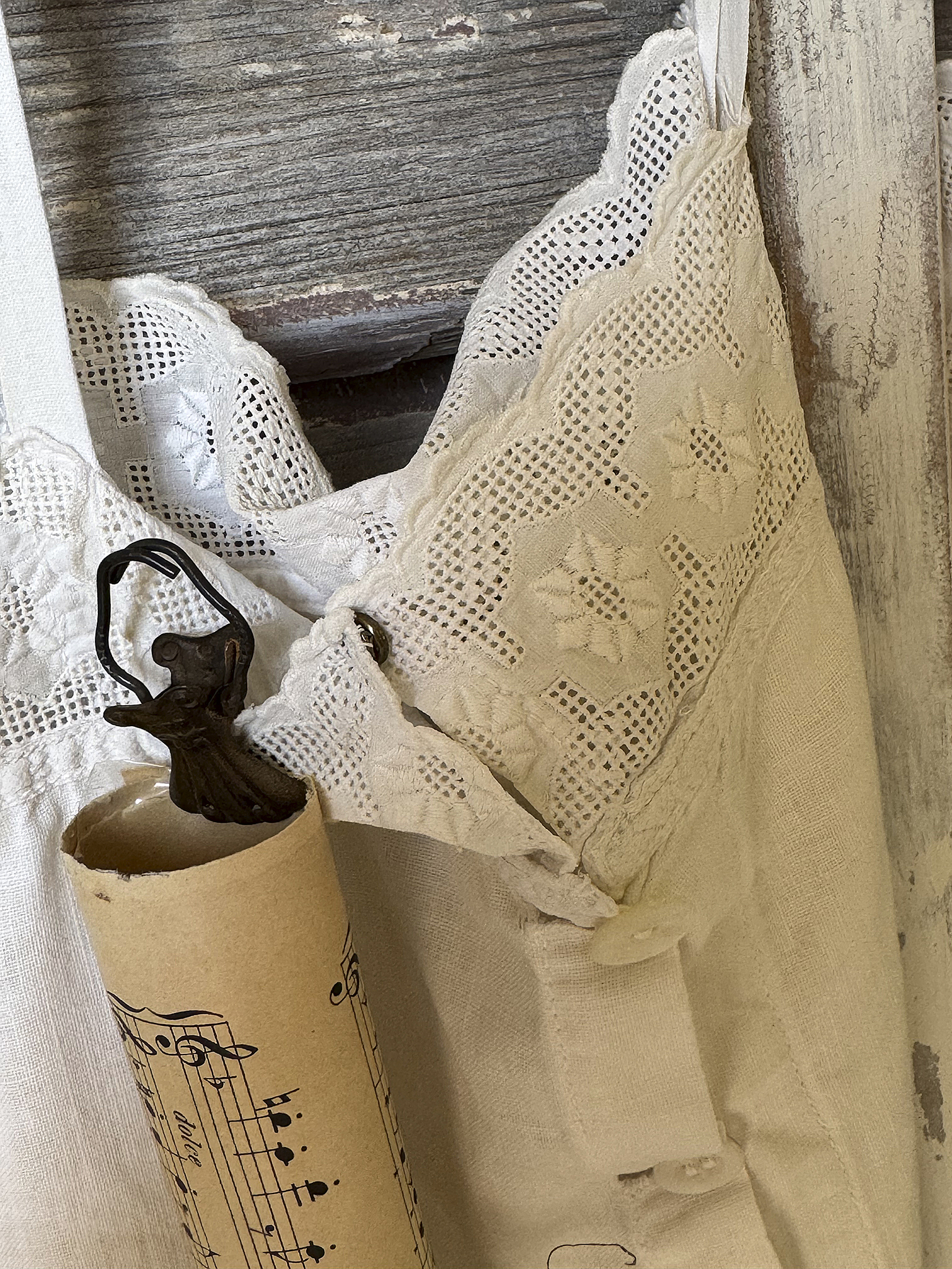 Holzbügel aus Frankreich mit Kinder-Leinenkleid und Notenblättern***