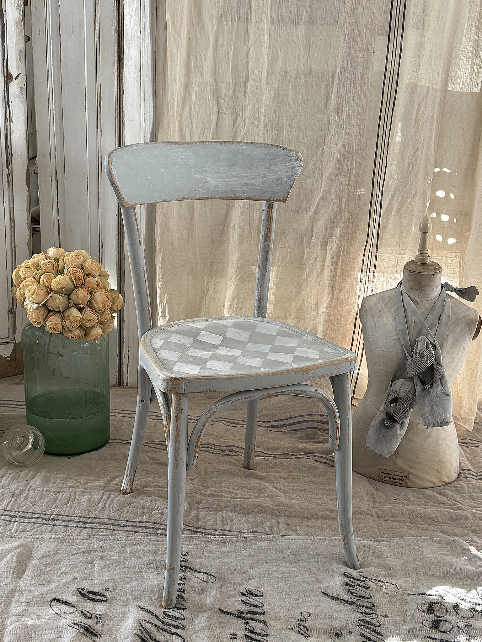 Alter Bugholzstuhl in zartem Salbeigrün*** 