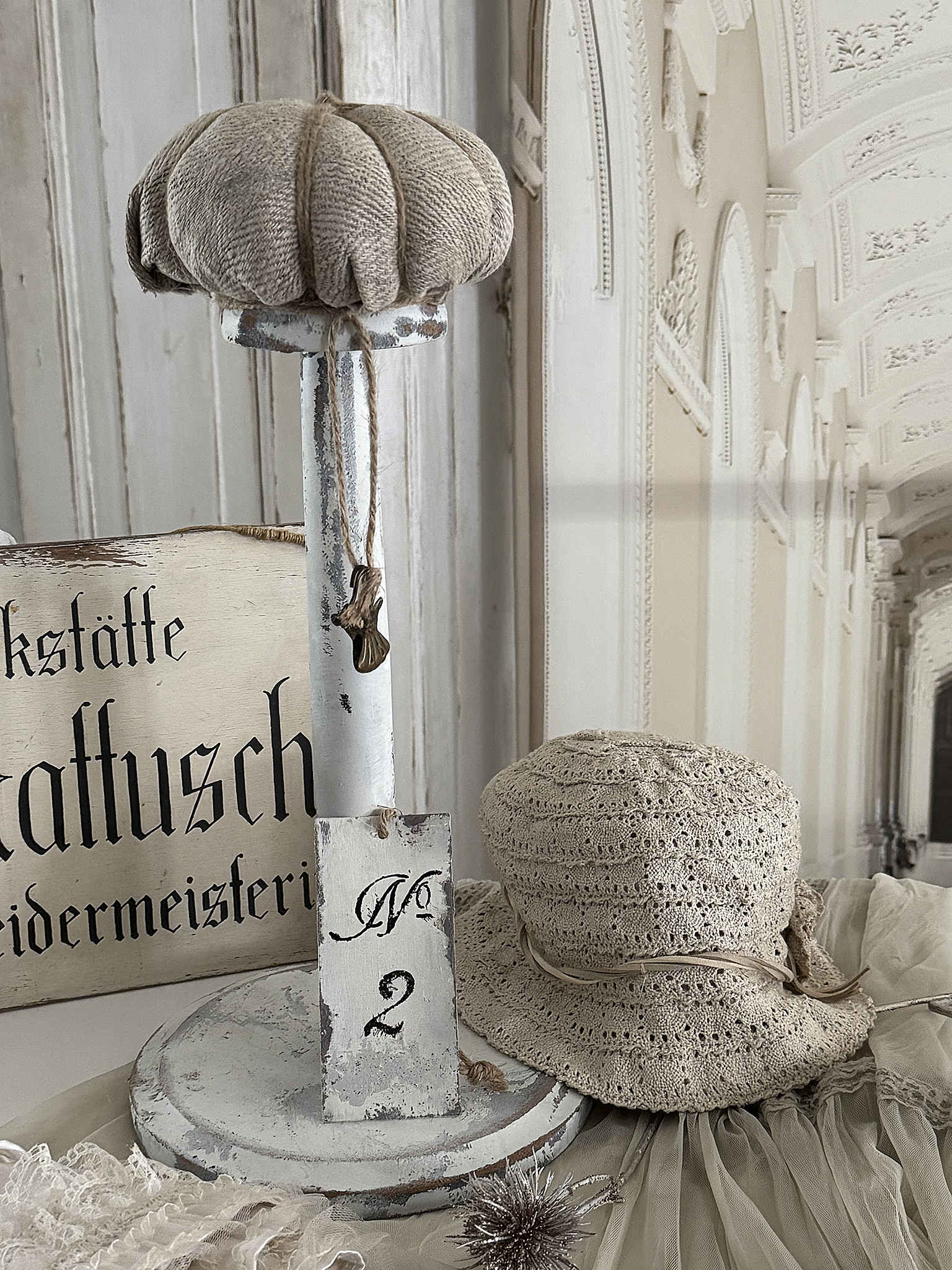  Alter, charmanter Hutständer im weißen Shabby-Kleid***